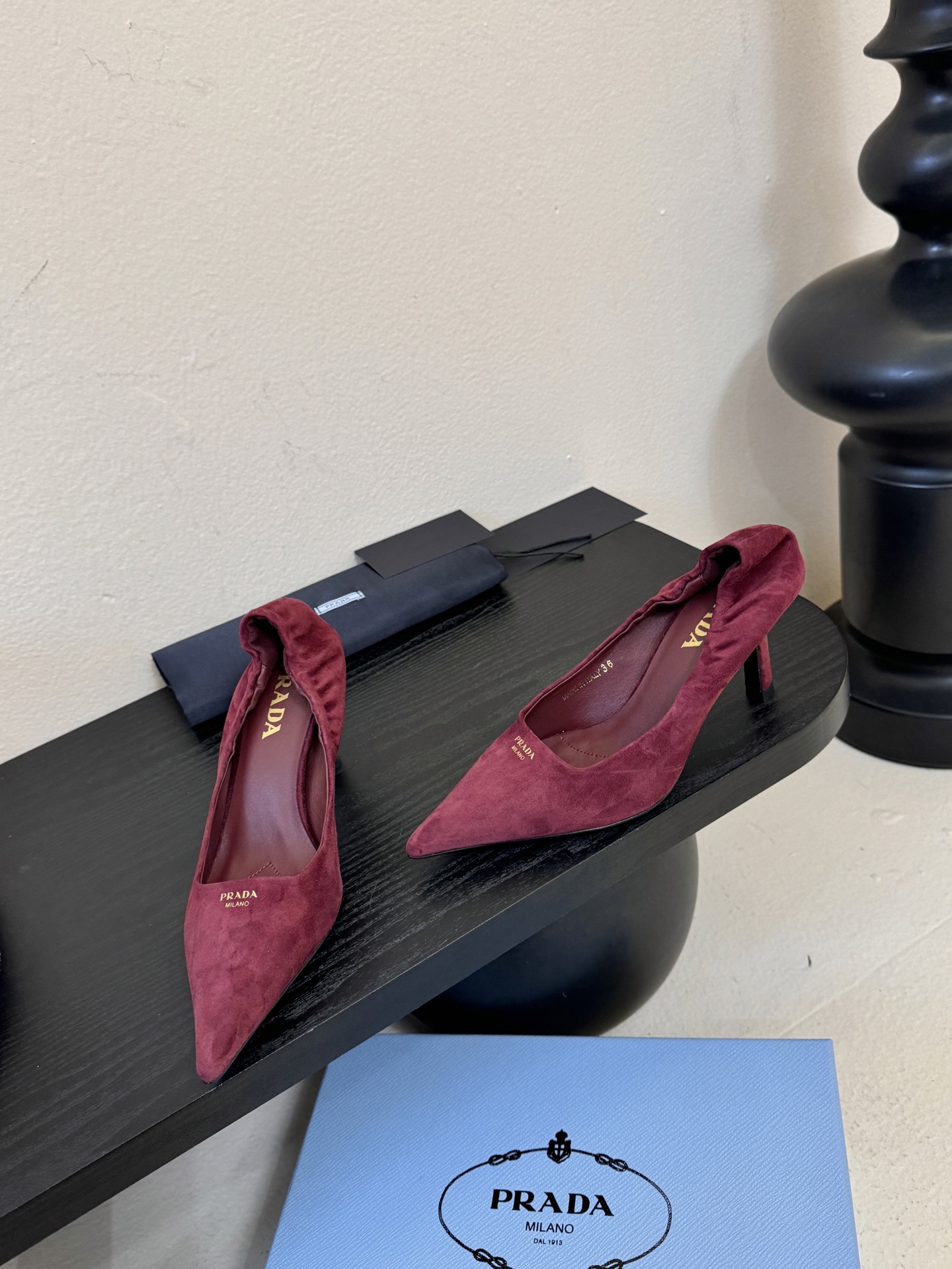 Prad* 26ss经典款三角标尖头小高跟单鞋采用锐利尖头+几何三角标的组合，鞋头处的三角拼接是品牌辨识