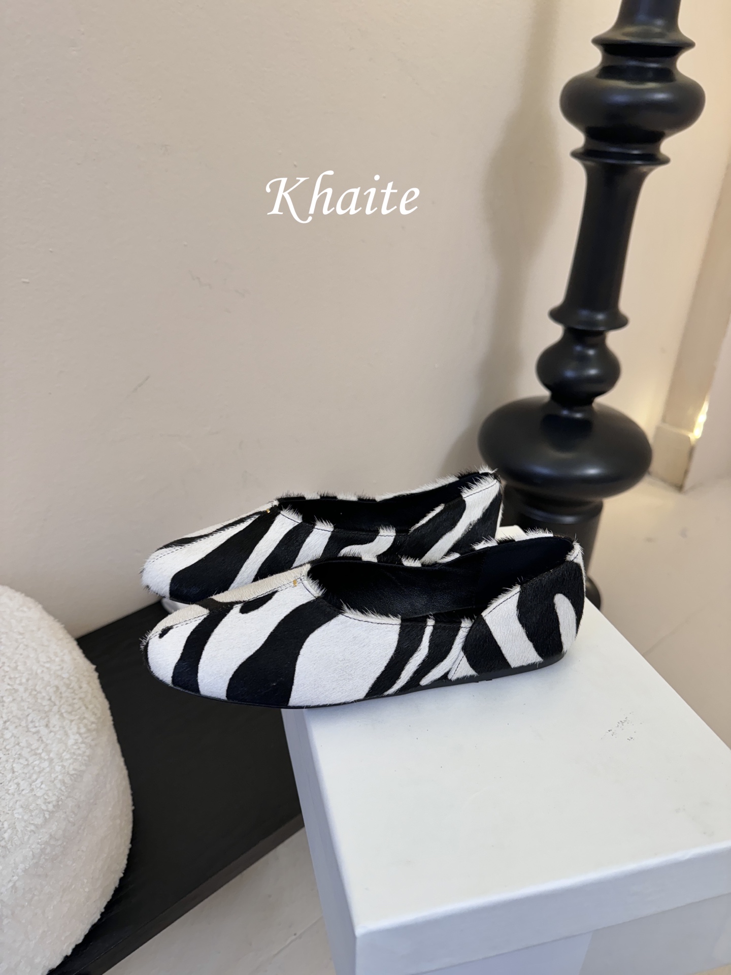 Khaite 2026春夏新款简马毛平底圆头玛丽珍单鞋奶奶鞋！极简前卫的设计，让Khaite近年响亮时尚