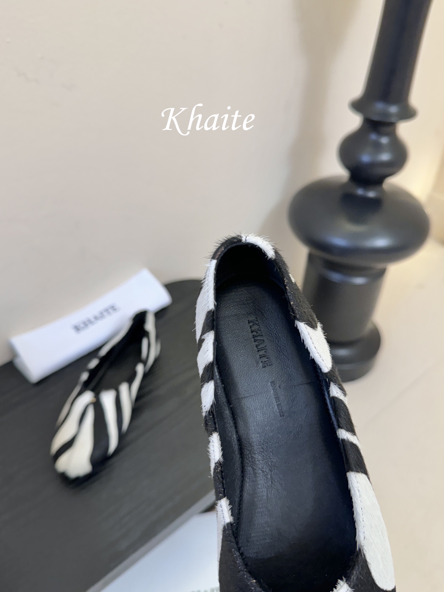 Khaite 2026春夏新款简马毛平底圆头玛丽珍单鞋奶奶鞋！极简前卫的设计，让Khaite近年响亮时尚