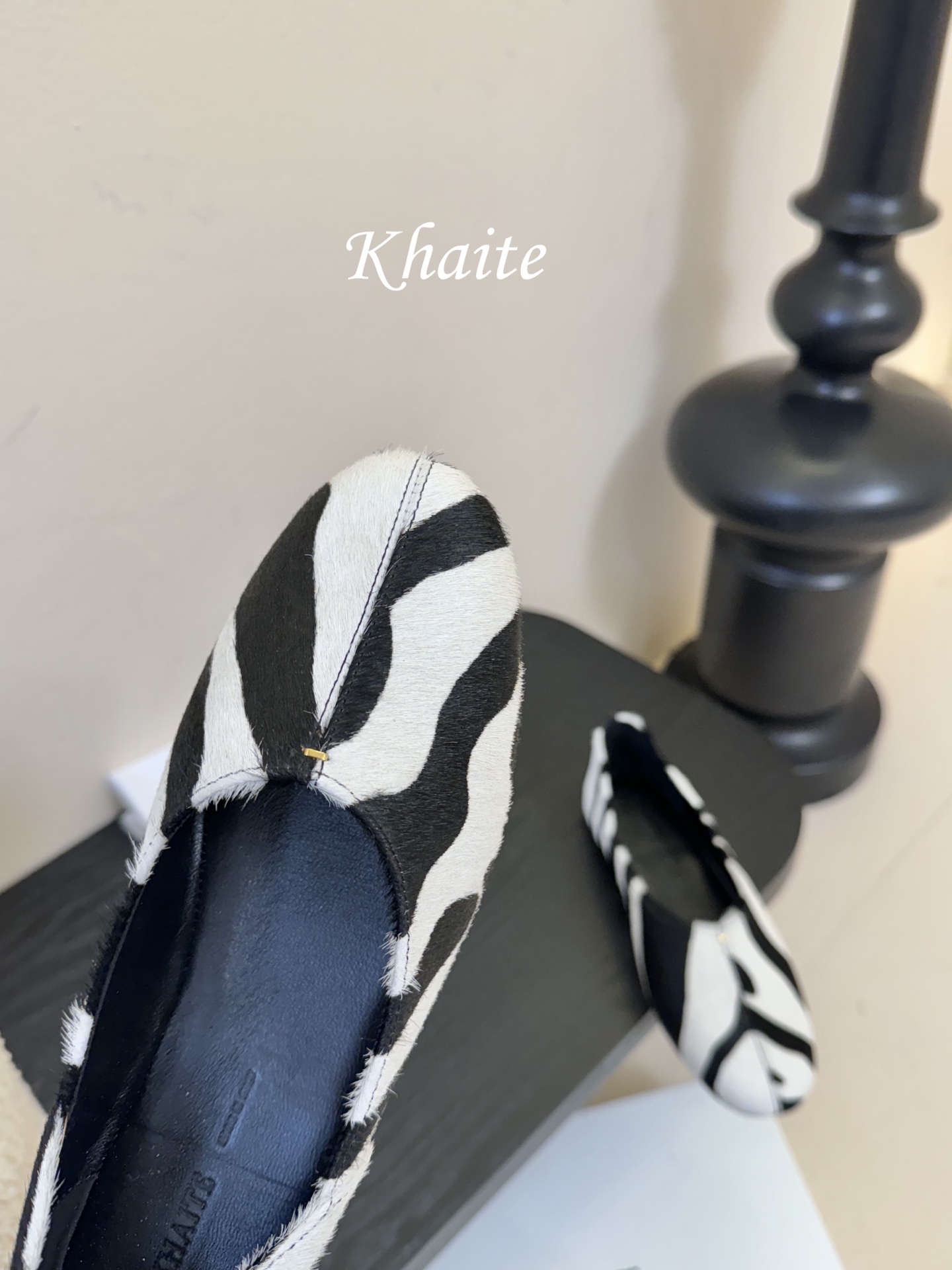 Khaite 2026春夏新款简马毛平底圆头玛丽珍单鞋奶奶鞋！极简前卫的设计，让Khaite近年响亮时尚