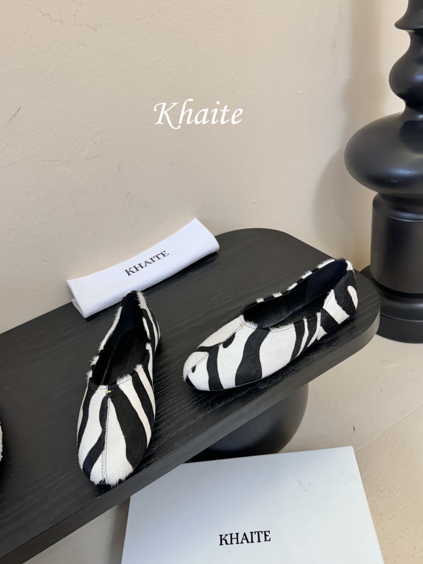 Khaite 2026春夏新款简马毛平底圆头玛丽珍单鞋奶奶鞋！极简前卫的设计，让Khaite近年响亮时尚