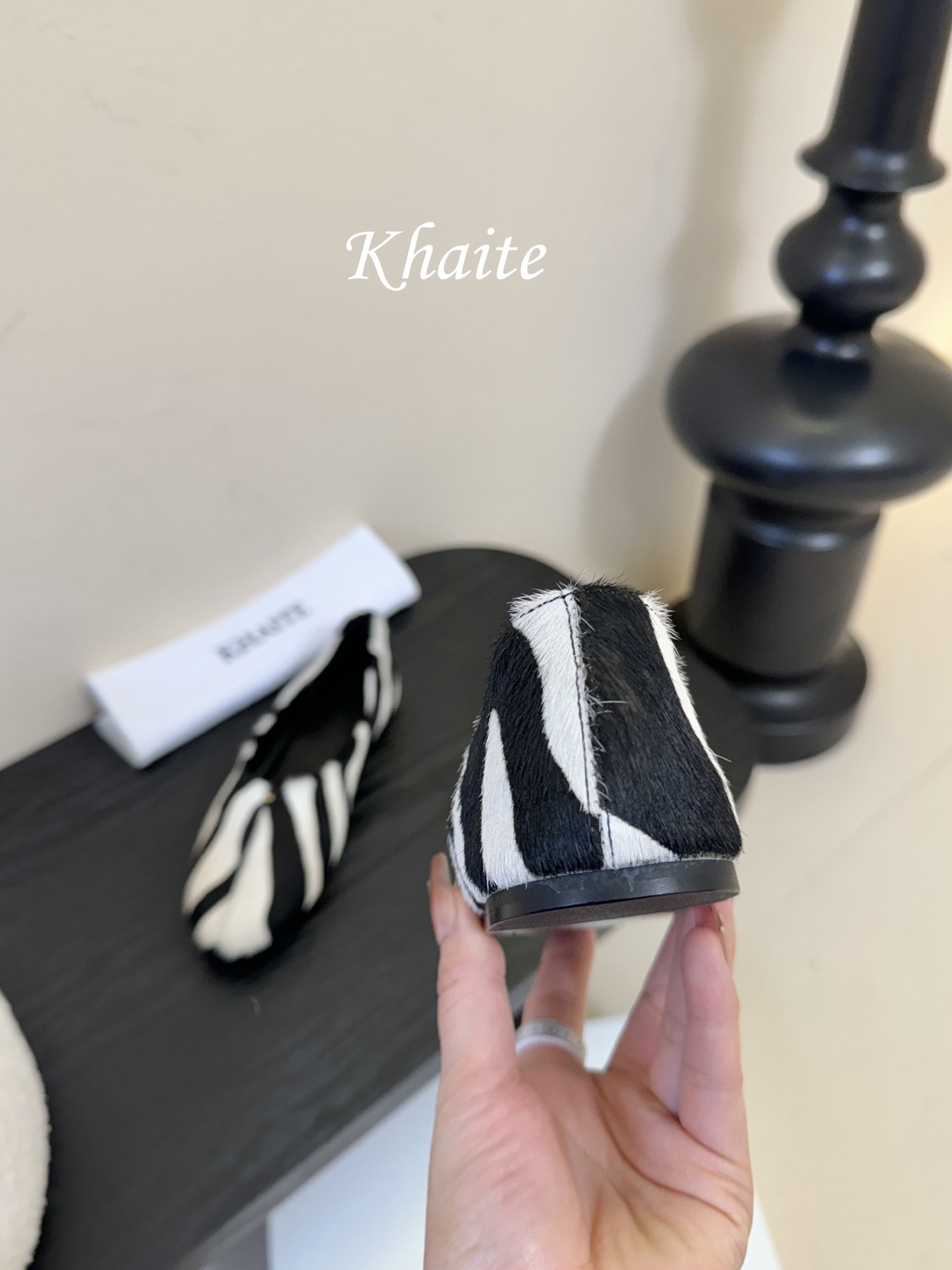 Khaite 2026春夏新款简马毛平底圆头玛丽珍单鞋奶奶鞋！极简前卫的设计，让Khaite近年响亮时尚