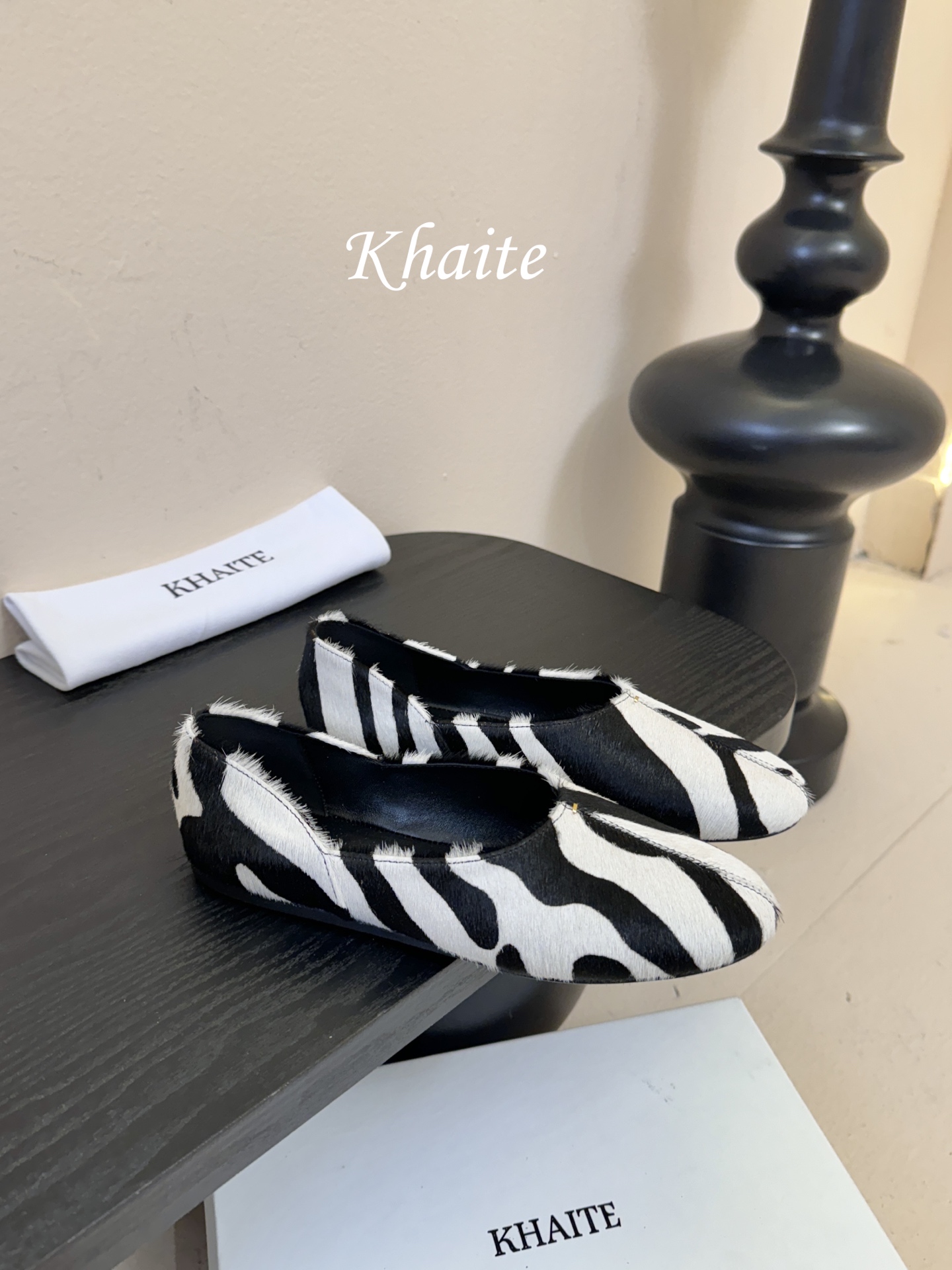 Khaite 2026春夏新款简马毛平底圆头玛丽珍单鞋奶奶鞋！极简前卫的设计，让Khaite近年响亮时尚