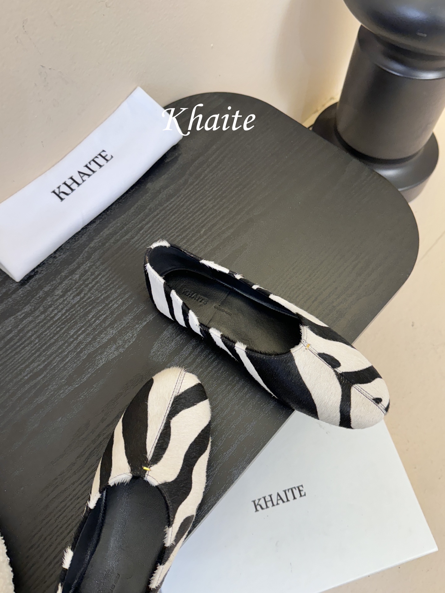 Khaite 2026春夏新款简马毛平底圆头玛丽珍单鞋奶奶鞋！极简前卫的设计，让Khaite近年响亮时尚