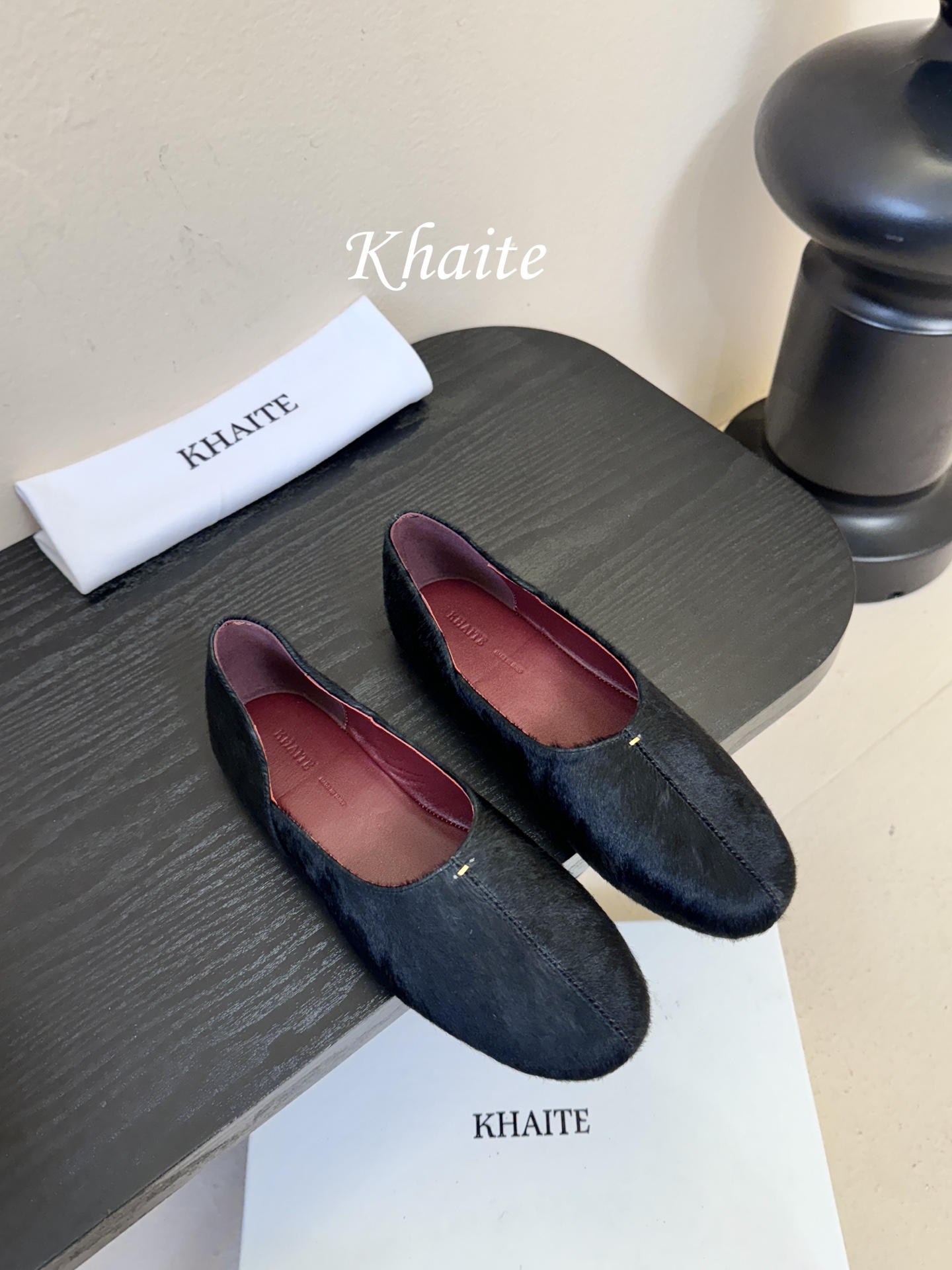 Khaite 2026春夏新款简马毛平底圆头玛丽珍单鞋奶奶鞋！极简前卫的设计，让Khaite近年响亮时尚