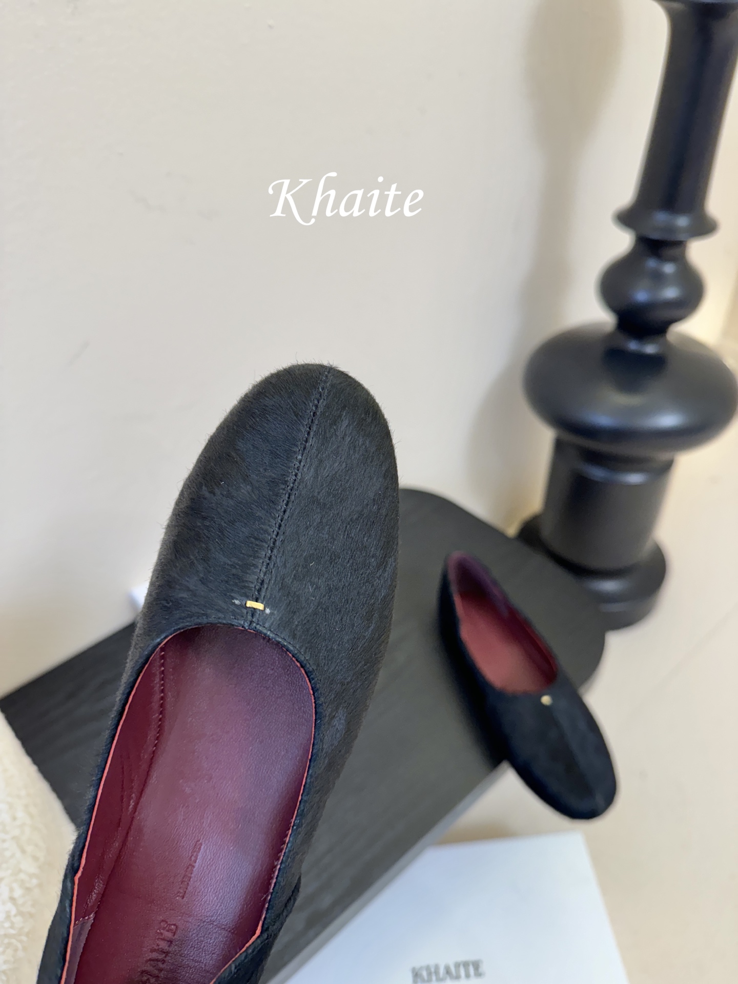 Khaite 2026春夏新款简马毛平底圆头玛丽珍单鞋奶奶鞋！极简前卫的设计，让Khaite近年响亮时尚