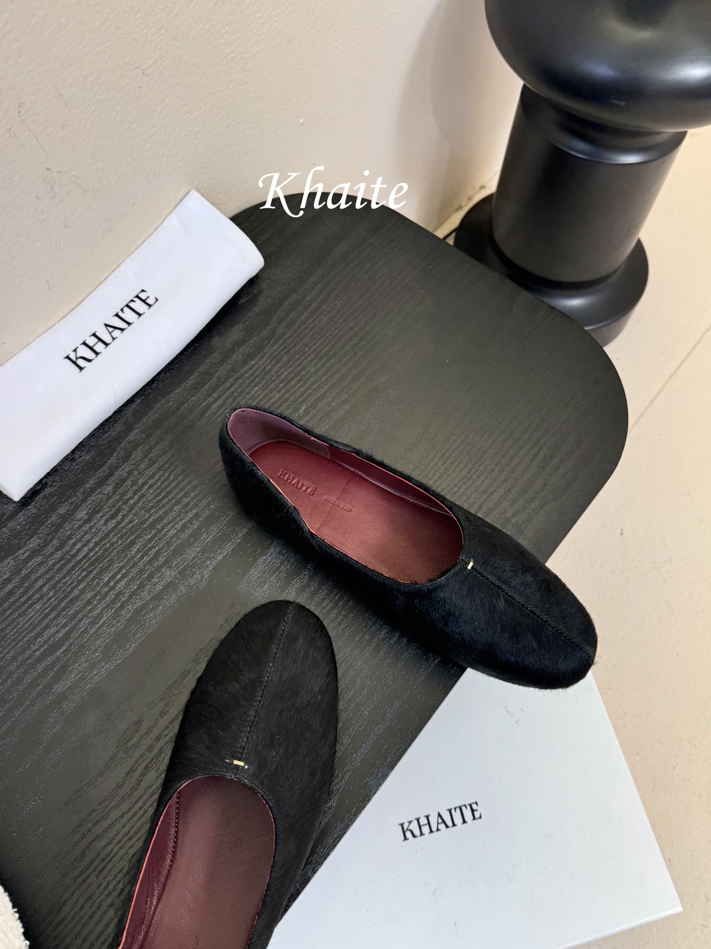 Khaite 2026春夏新款简马毛平底圆头玛丽珍单鞋奶奶鞋！极简前卫的设计，让Khaite近年响亮时尚