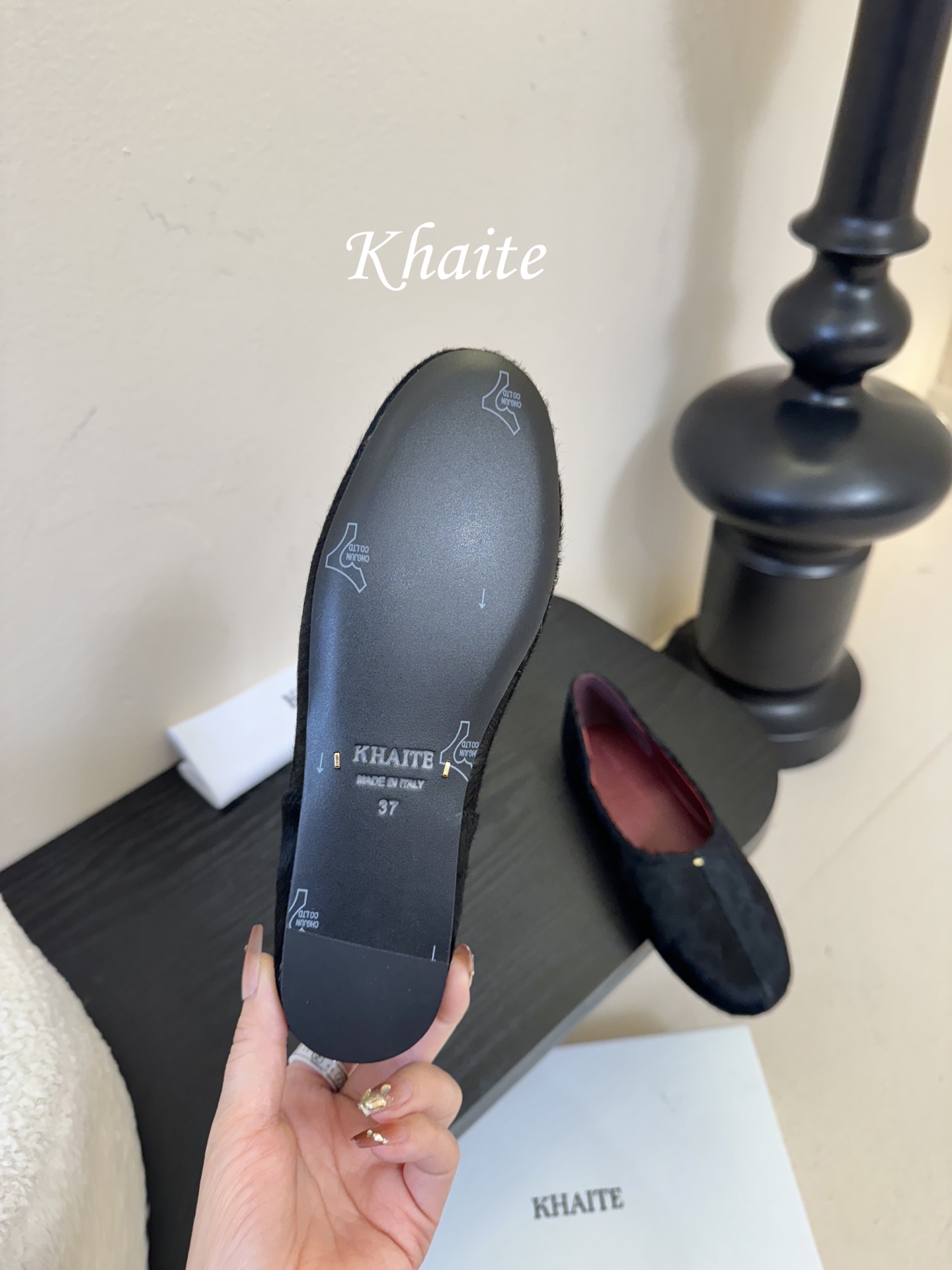 Khaite 2026春夏新款简马毛平底圆头玛丽珍单鞋奶奶鞋！极简前卫的设计，让Khaite近年响亮时尚