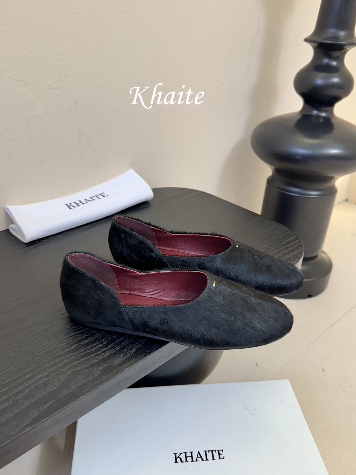 Khaite 2026春夏新款简马毛平底圆头玛丽珍单鞋奶奶鞋！极简前卫的设计，让Khaite近年响亮时尚