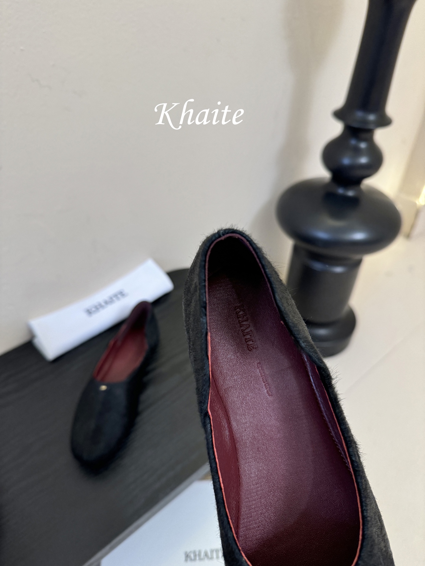 Khaite 2026春夏新款简马毛平底圆头玛丽珍单鞋奶奶鞋！极简前卫的设计，让Khaite近年响亮时尚