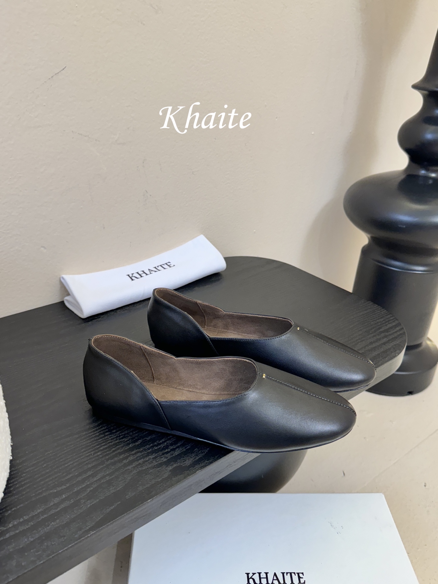 Khaite 2026春夏新款简马毛平底圆头玛丽珍单鞋奶奶鞋！极简前卫的设计，让Khaite近年响亮时尚