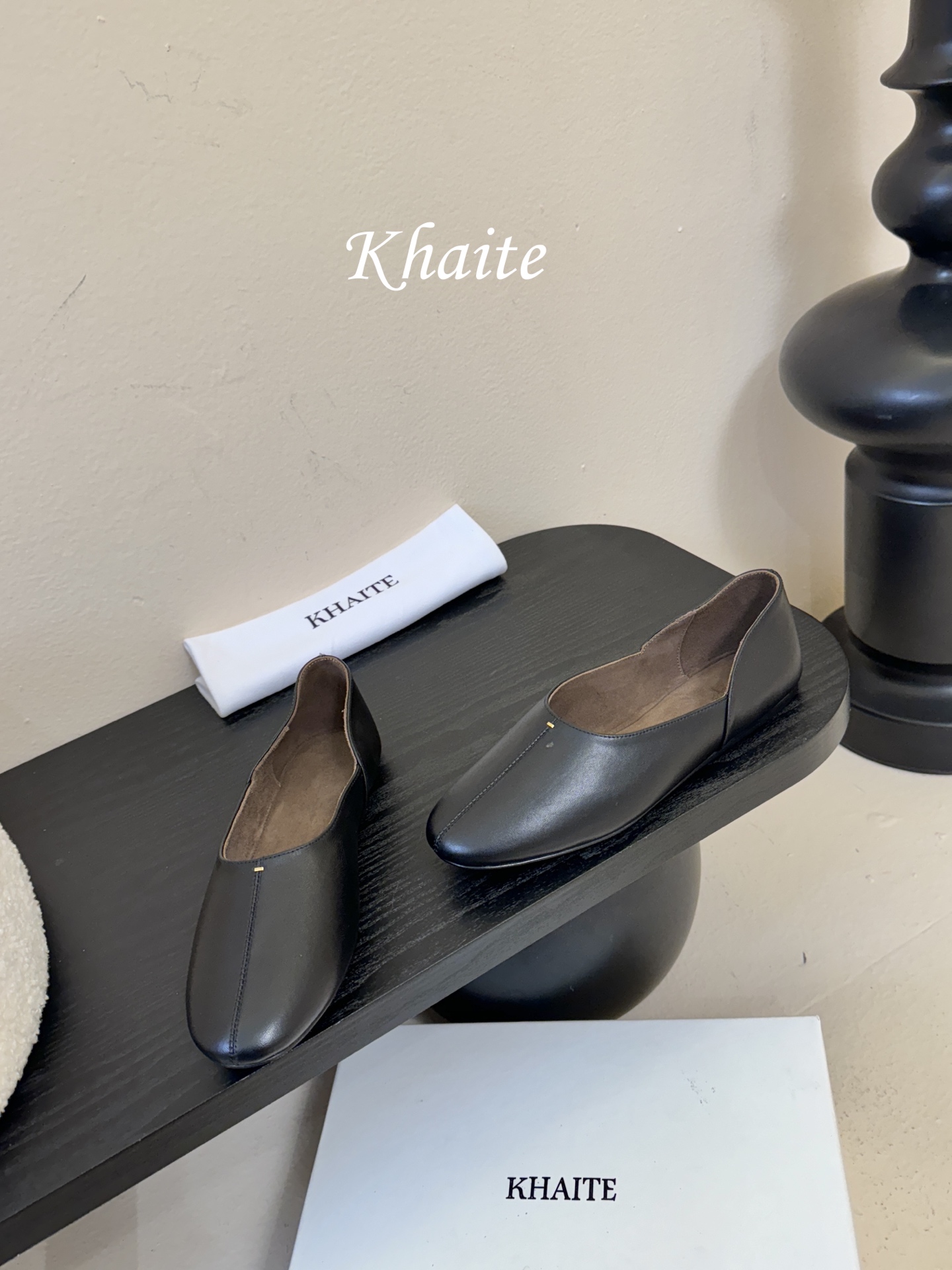 Khaite 2026春夏新款简马毛平底圆头玛丽珍单鞋奶奶鞋！极简前卫的设计，让Khaite近年响亮时尚