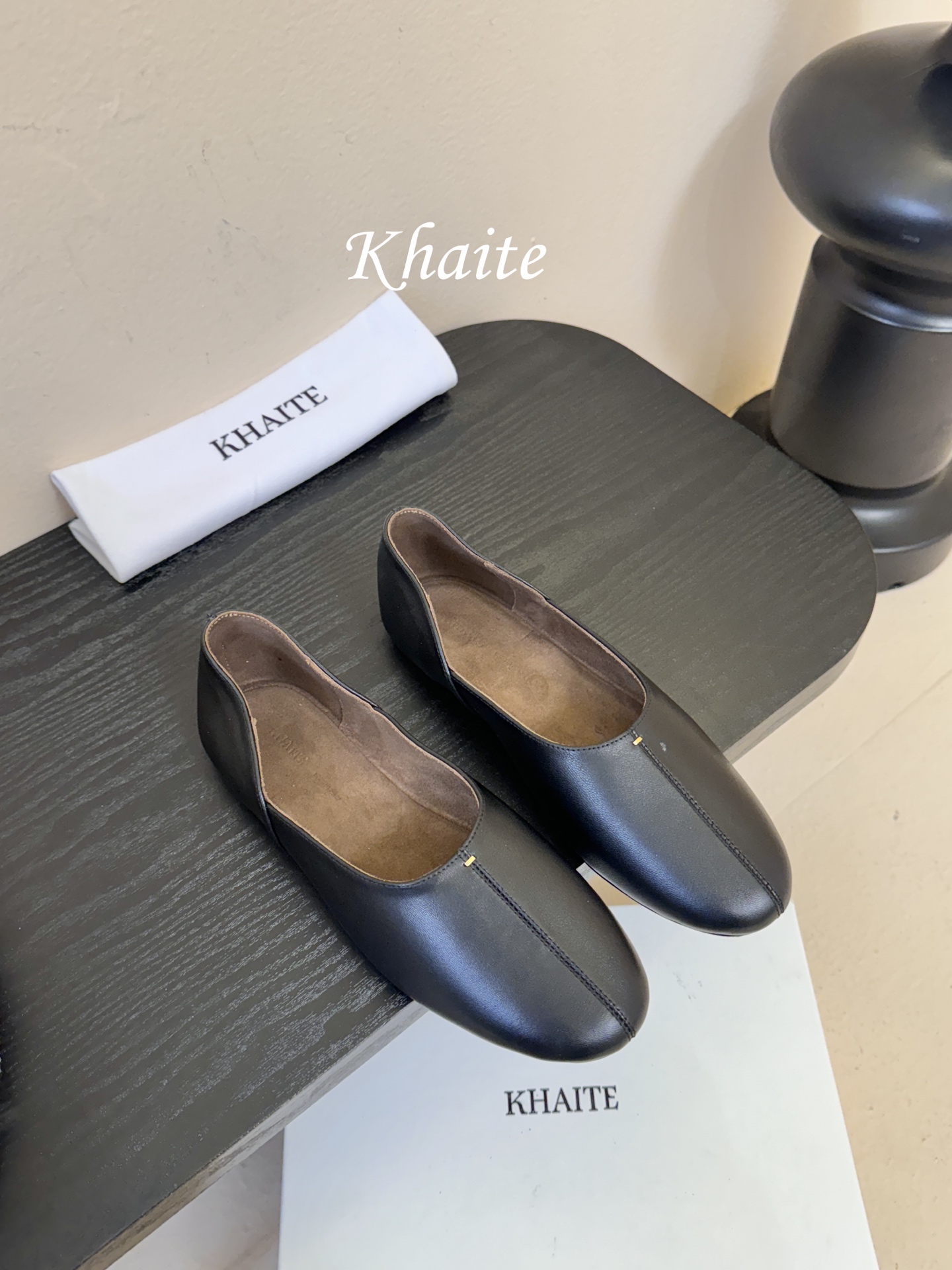NO:692735,Khaite 2026 spring and summer new style simple horse hair flat round toe Mary Jane single shoes grandma shoes!  The minimalist and avant-garde design has made Khaite famous in the fashion industry in recent years. In just a few years, it has become one of the most popular clothing brands. It is simple and everyday, yet feminine and sensual, and many Old Celin*, fashion celebrities and independent women are obsessed with it!  Intellectual elegance!  The upper is made of original mixed sheepskin/horse hair, the lining is sheepskin, and the genuine leather outsole imported from Italy. Size: 35-41 (40 and 41 are customized and non-returnable), single shoes, celine, mary jane, sheepskin, Leather soles19860909Khaite 2026春夏新款简马毛平底圆头玛丽珍单鞋奶奶鞋！ 极简前卫的设计,让Khaite近年响亮时尚界.短短几年间已经成为最受欢迎的服装品牌之一.它简约日常,又不失女性化与感性,让很多Old Celin*、时尚名人和独立女性为它痴迷！知性优雅！ 鞋面采用原版混种羊皮/马毛 内里垫脚羊皮 意大利进口真皮大底 码数:35-41（40 41定做不退换）,单鞋,celine,mary jane,sheepskin,Leather soles,Women's Shoes