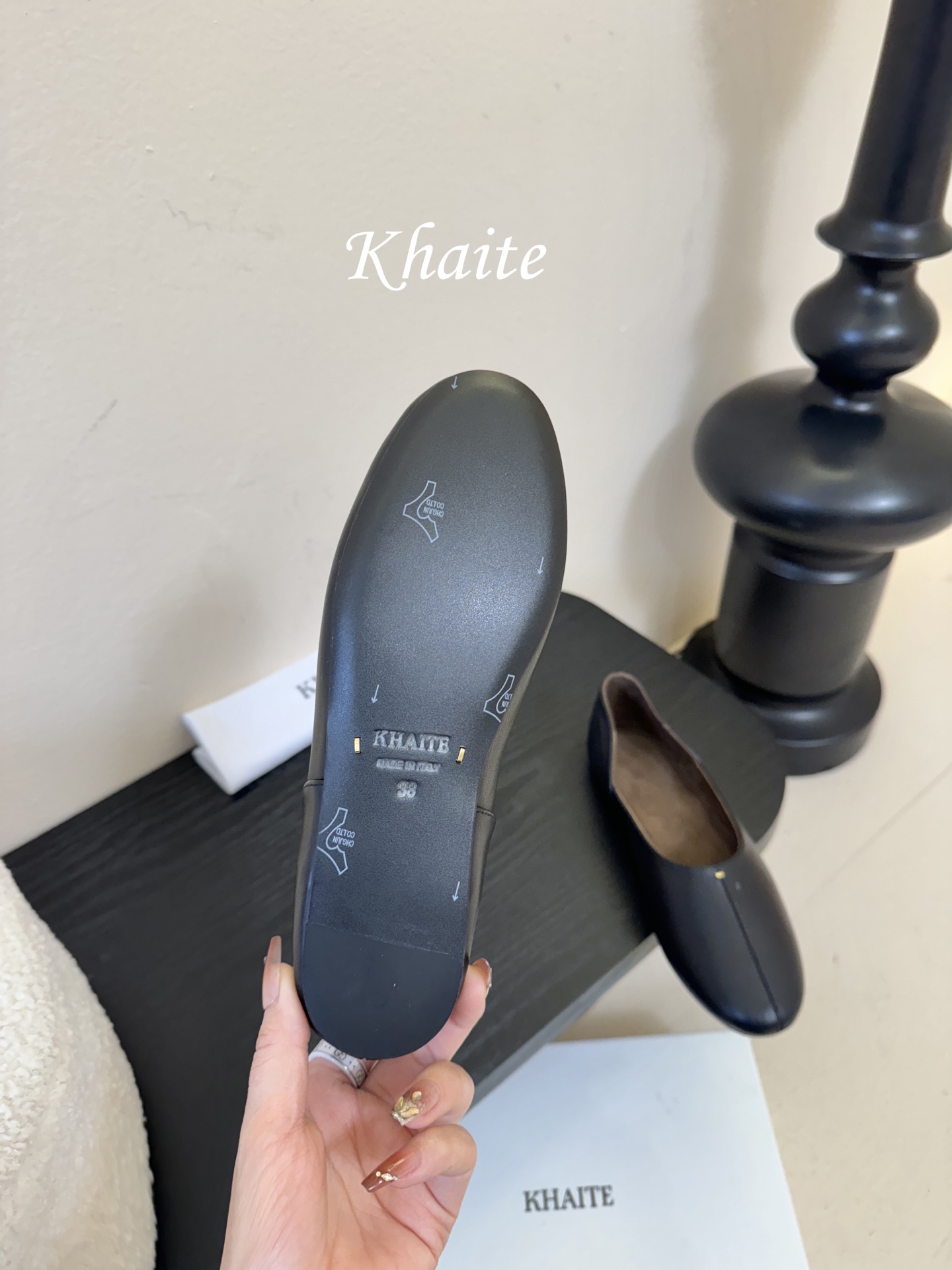 Khaite 2026春夏新款简马毛平底圆头玛丽珍单鞋奶奶鞋！极简前卫的设计，让Khaite近年响亮时尚