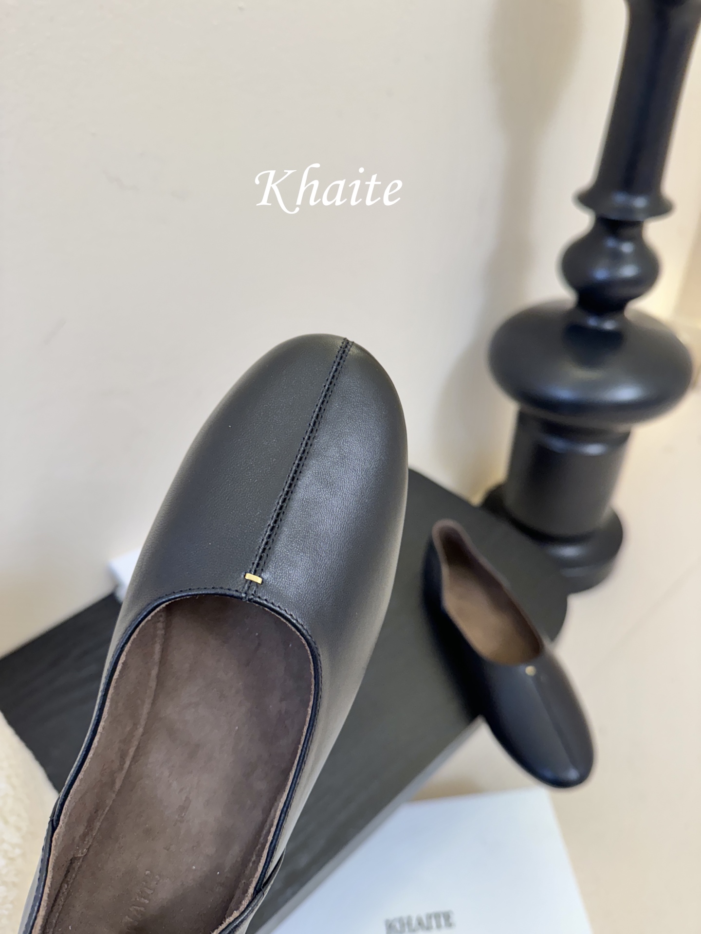 Khaite 2026春夏新款简马毛平底圆头玛丽珍单鞋奶奶鞋！极简前卫的设计，让Khaite近年响亮时尚