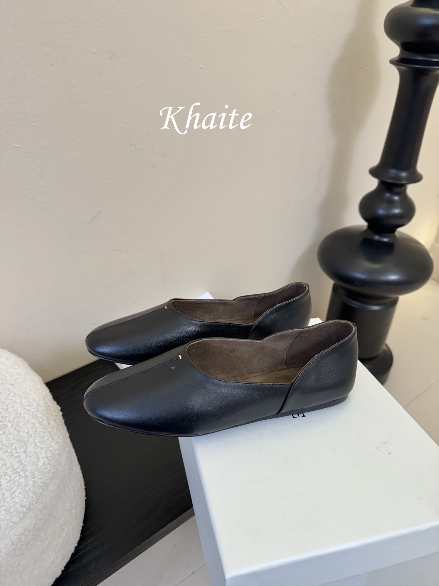 Khaite 2026春夏新款简马毛平底圆头玛丽珍单鞋奶奶鞋！极简前卫的设计，让Khaite近年响亮时尚