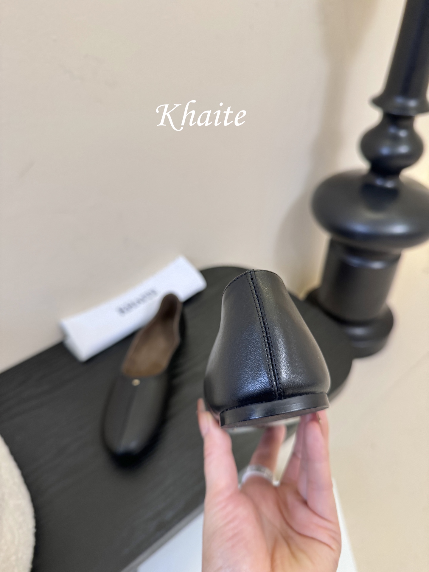 Khaite 2026春夏新款简马毛平底圆头玛丽珍单鞋奶奶鞋！极简前卫的设计，让Khaite近年响亮时尚