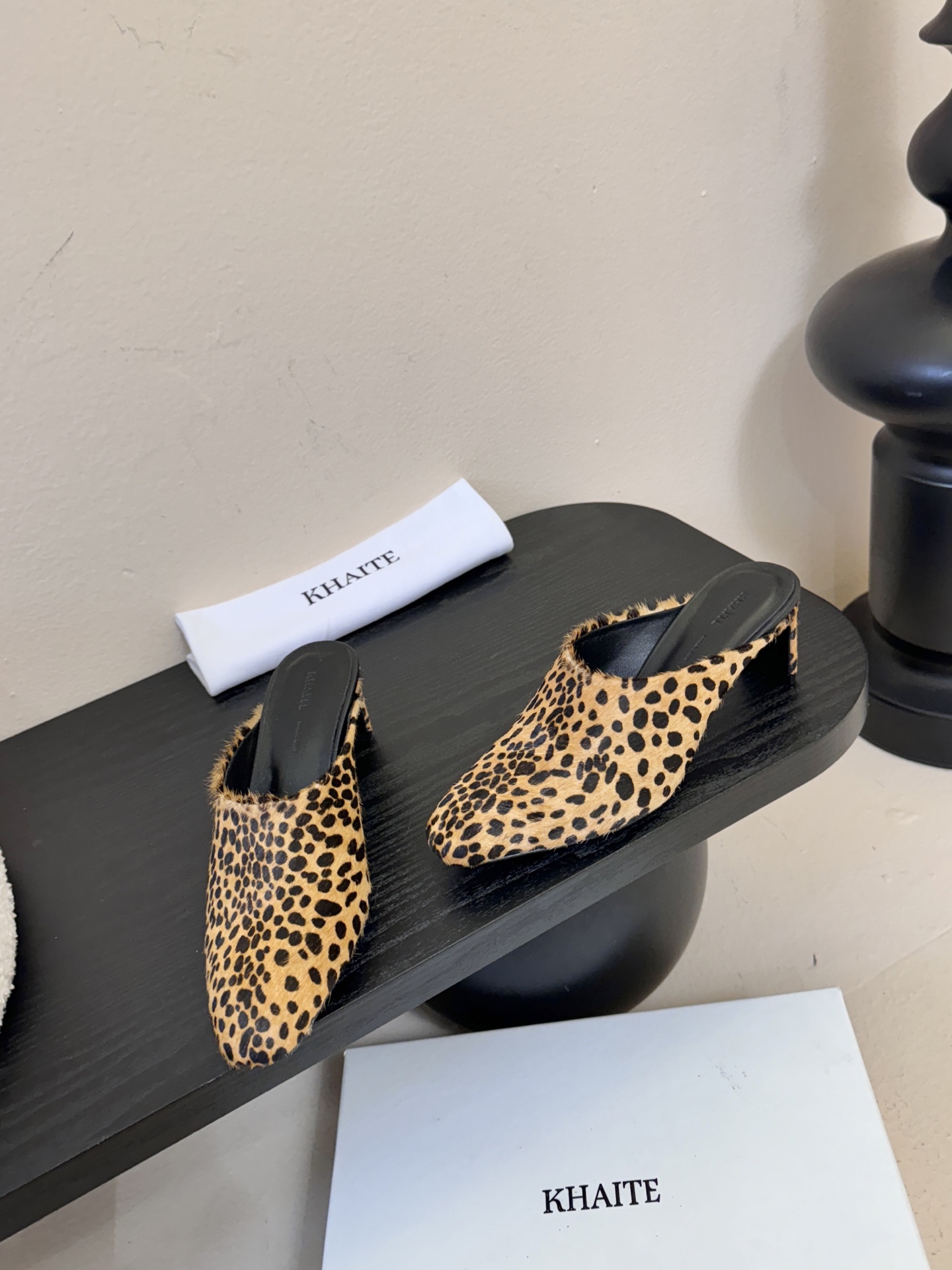 Khati*复古尖头粗跟穆勒鞋拖鞋单鞋采用尖头包头穆勒拖造型，无后跟的半拖设计，穿脱便捷；低跟结构，兼顾