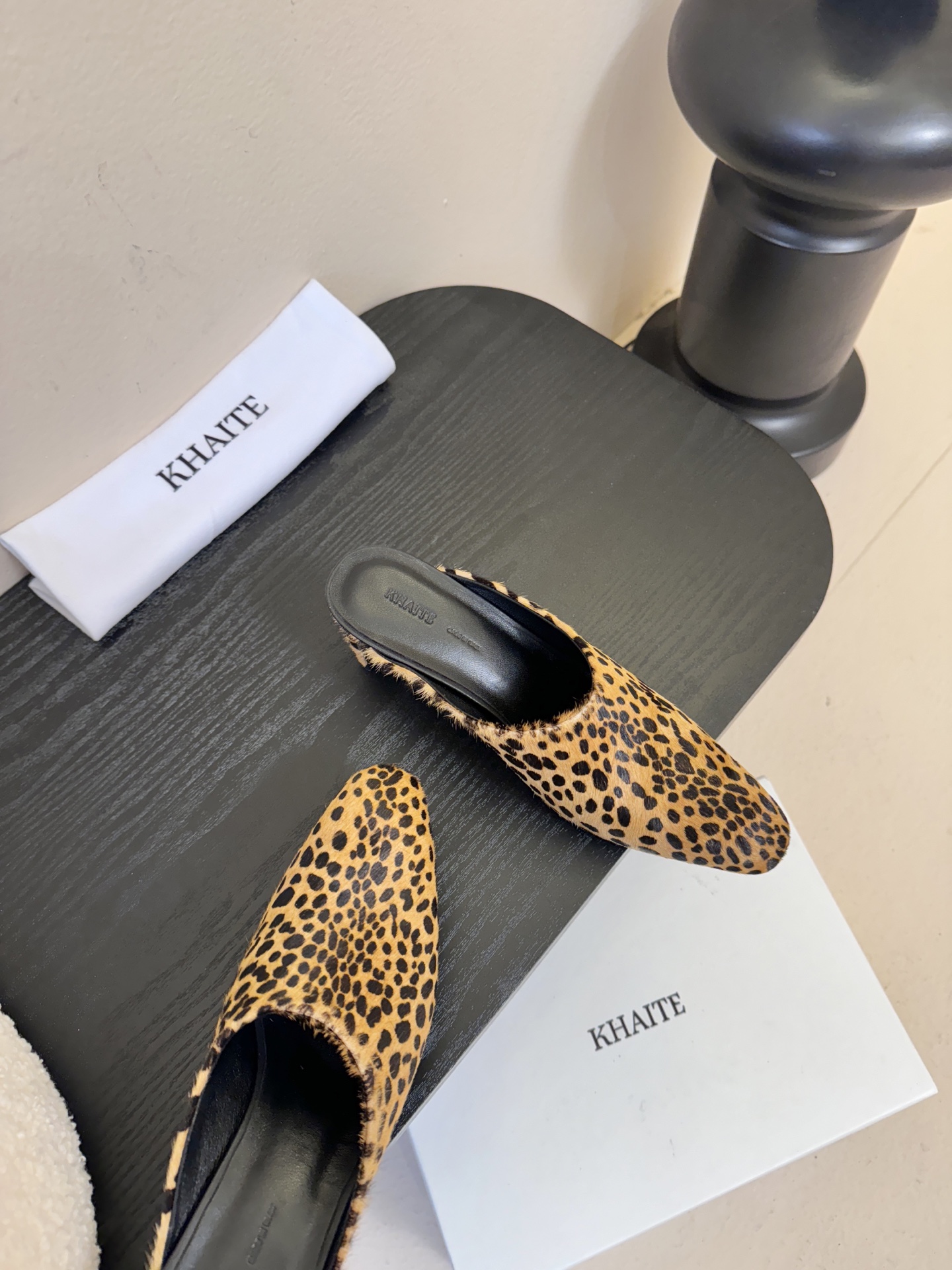 Khati*复古尖头粗跟穆勒鞋拖鞋单鞋采用尖头包头穆勒拖造型，无后跟的半拖设计，穿脱便捷；低跟结构，兼顾