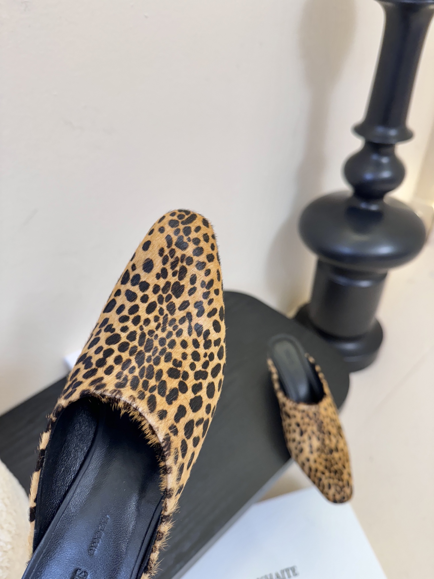 Khati*复古尖头粗跟穆勒鞋拖鞋单鞋采用尖头包头穆勒拖造型，无后跟的半拖设计，穿脱便捷；低跟结构，兼顾