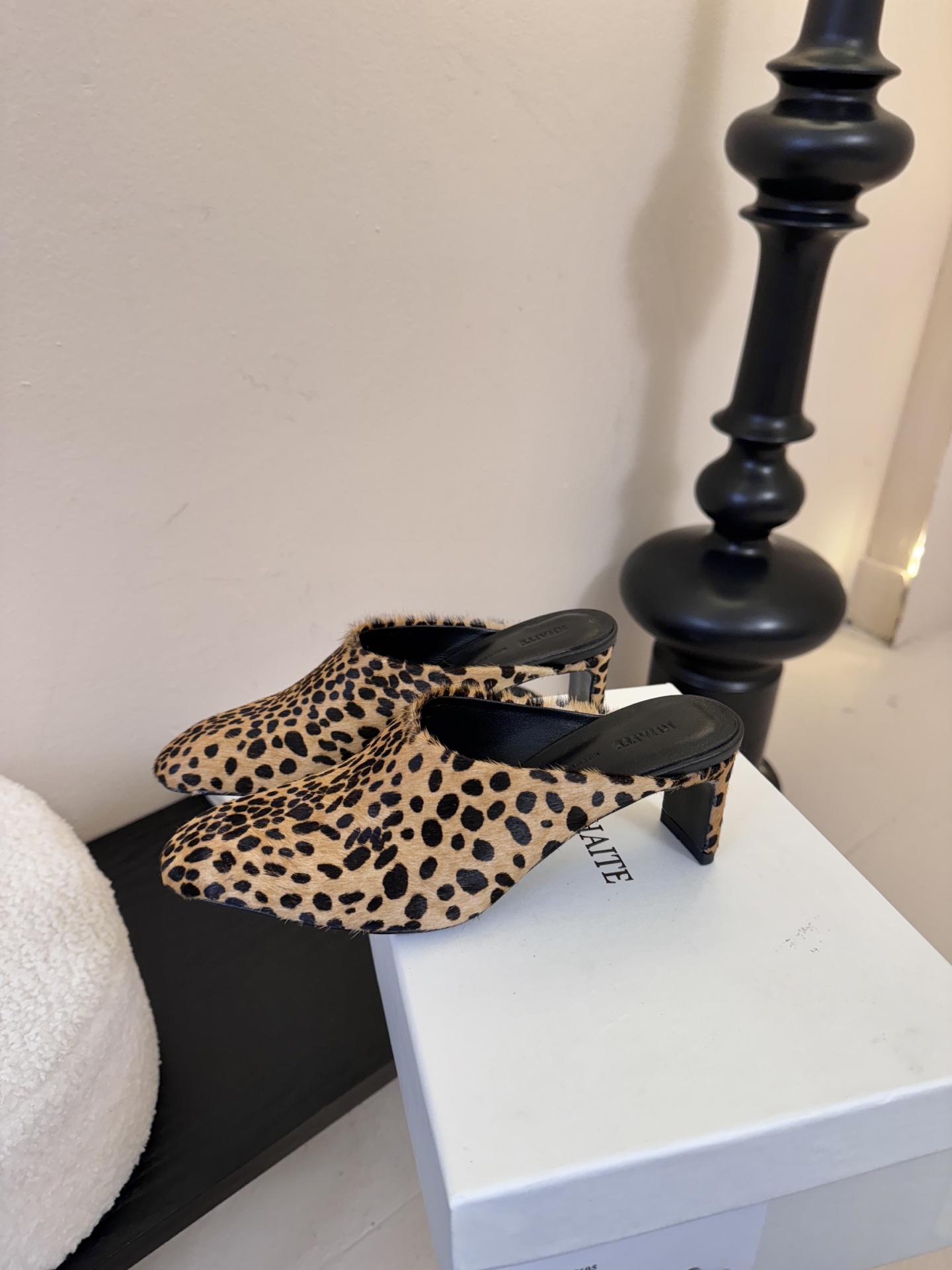 Khati*复古尖头粗跟穆勒鞋拖鞋单鞋采用尖头包头穆勒拖造型，无后跟的半拖设计，穿脱便捷；低跟结构，兼顾