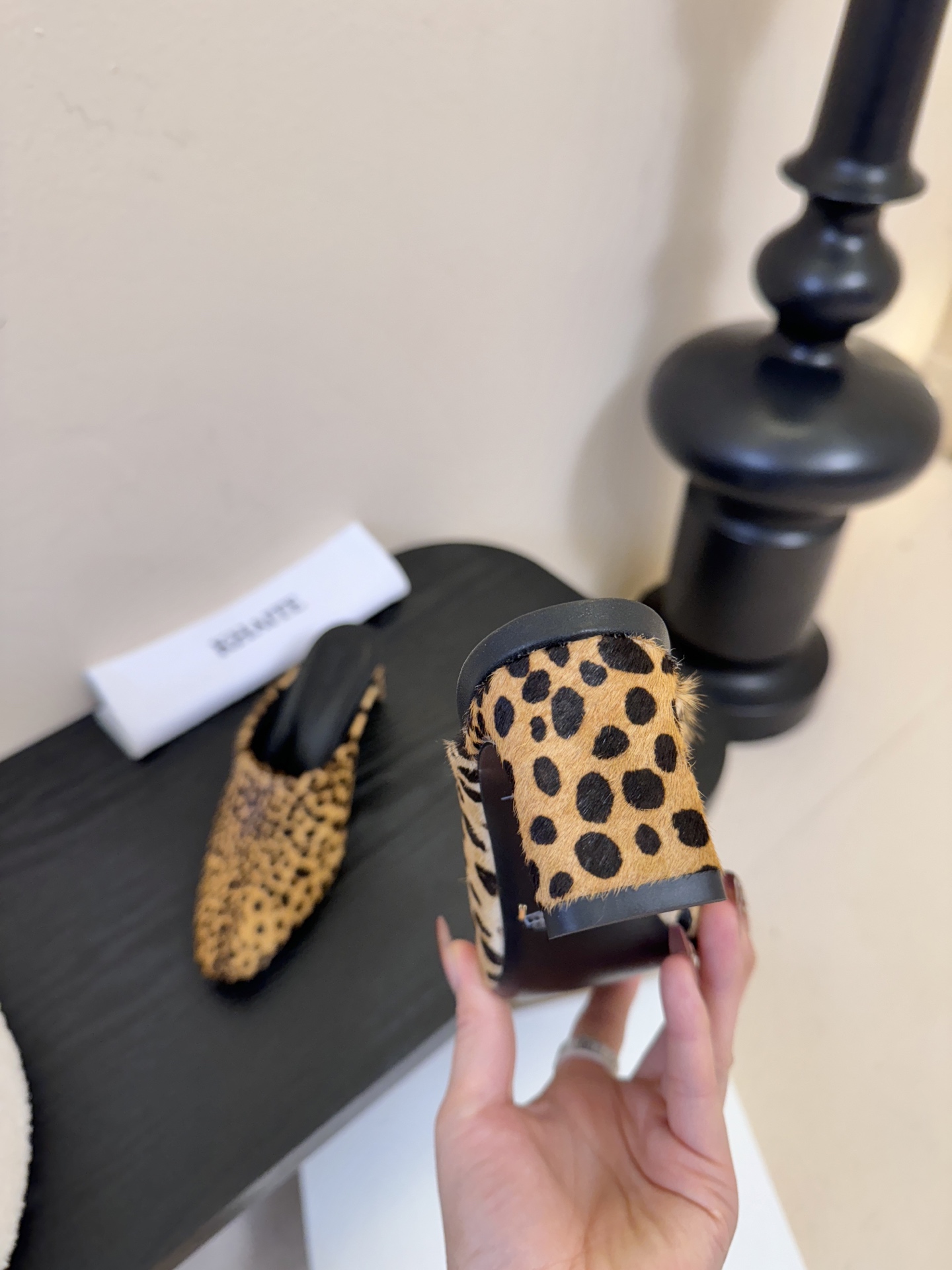 Khati*复古尖头粗跟穆勒鞋拖鞋单鞋采用尖头包头穆勒拖造型，无后跟的半拖设计，穿脱便捷；低跟结构，兼顾