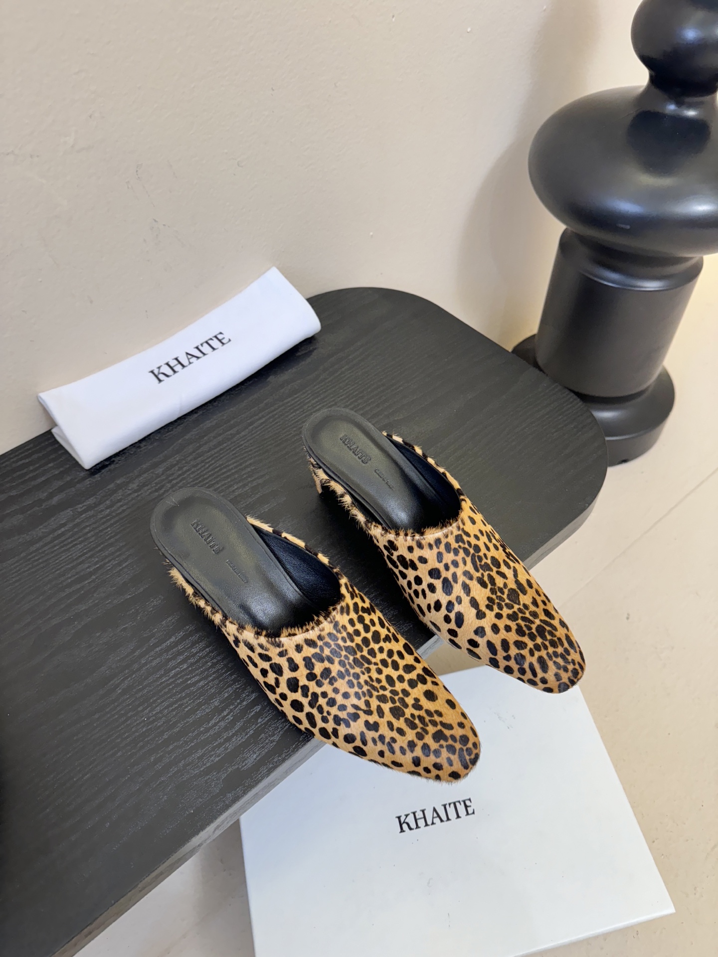 Khati*复古尖头粗跟穆勒鞋拖鞋单鞋采用尖头包头穆勒拖造型，无后跟的半拖设计，穿脱便捷；低跟结构，兼顾