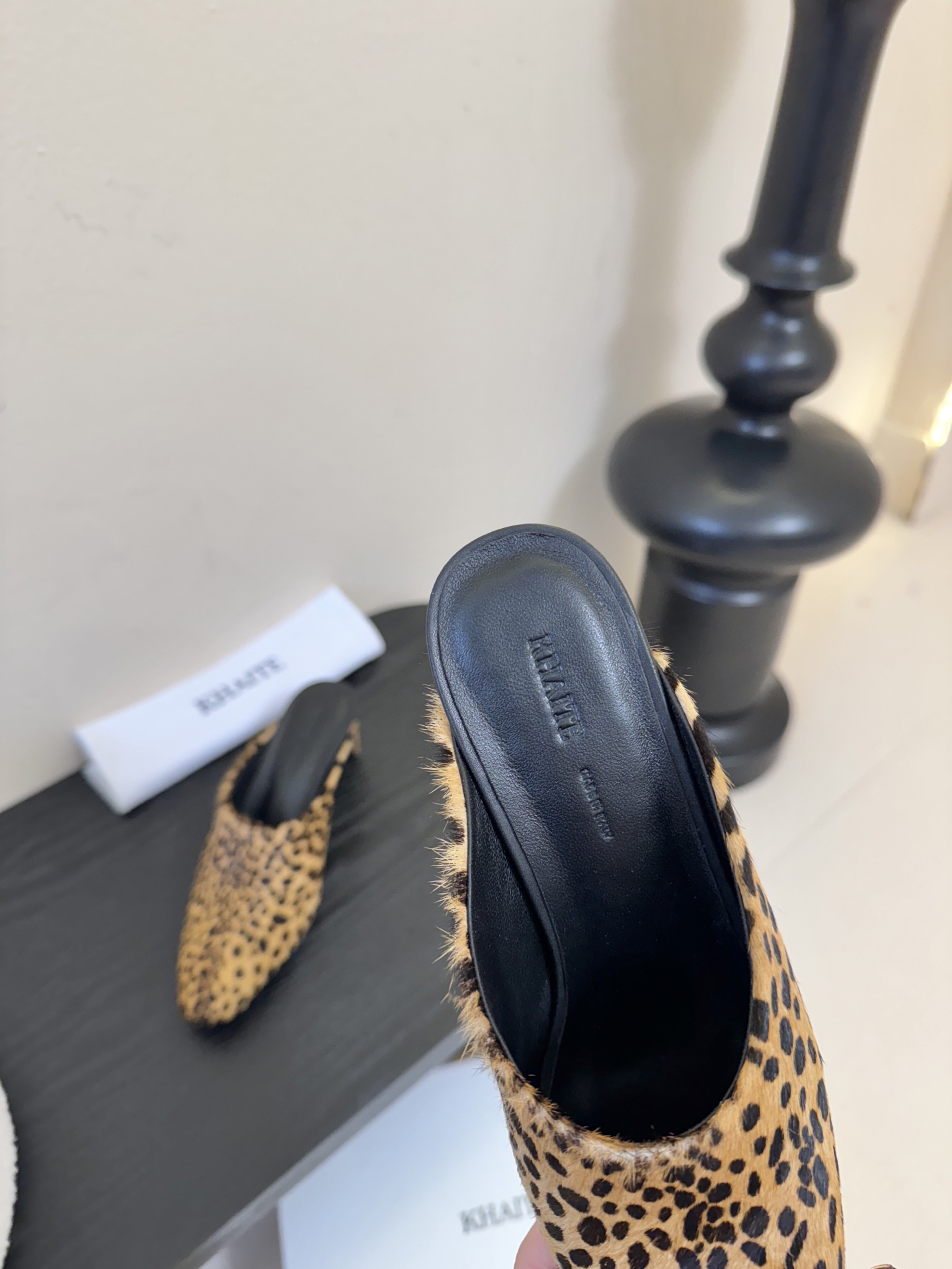 Khati*复古尖头粗跟穆勒鞋拖鞋单鞋采用尖头包头穆勒拖造型，无后跟的半拖设计，穿脱便捷；低跟结构，兼顾