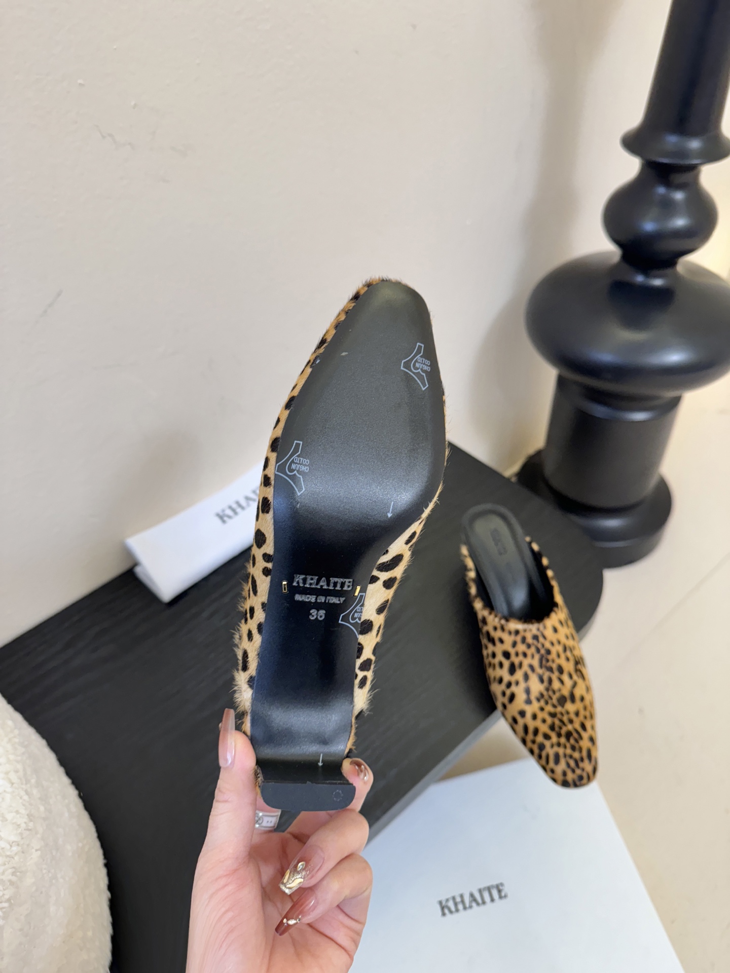 Khati*复古尖头粗跟穆勒鞋拖鞋单鞋采用尖头包头穆勒拖造型，无后跟的半拖设计，穿脱便捷；低跟结构，兼顾