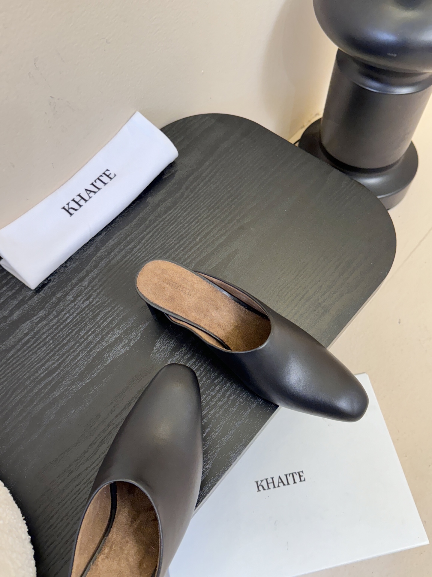 Khati*复古尖头粗跟穆勒鞋拖鞋单鞋采用尖头包头穆勒拖造型，无后跟的半拖设计，穿脱便捷；低跟结构，兼顾