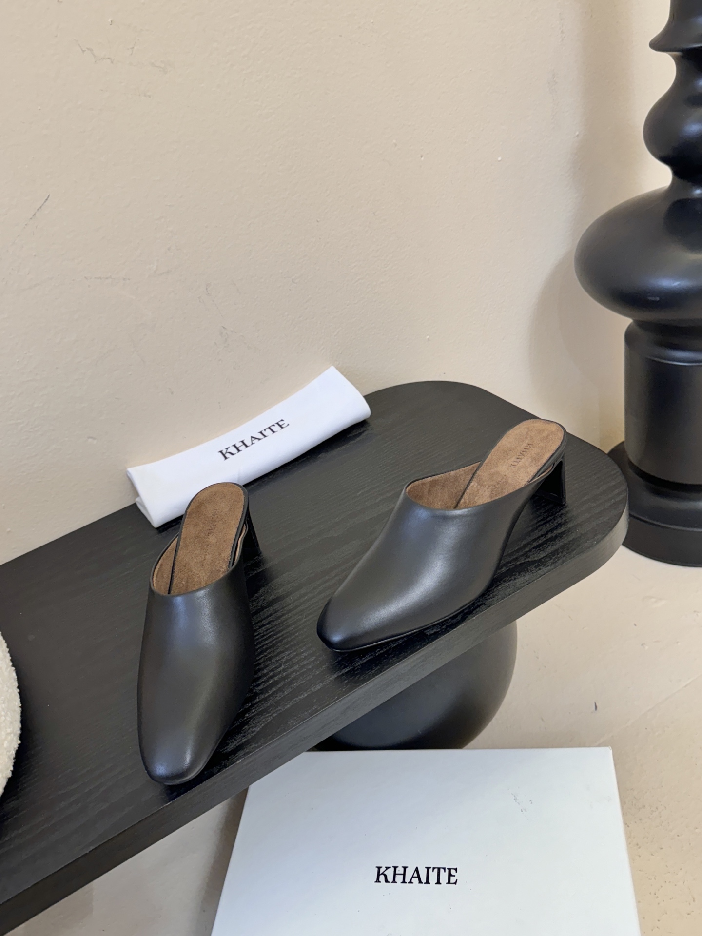 Khati*复古尖头粗跟穆勒鞋拖鞋单鞋采用尖头包头穆勒拖造型，无后跟的半拖设计，穿脱便捷；低跟结构，兼顾