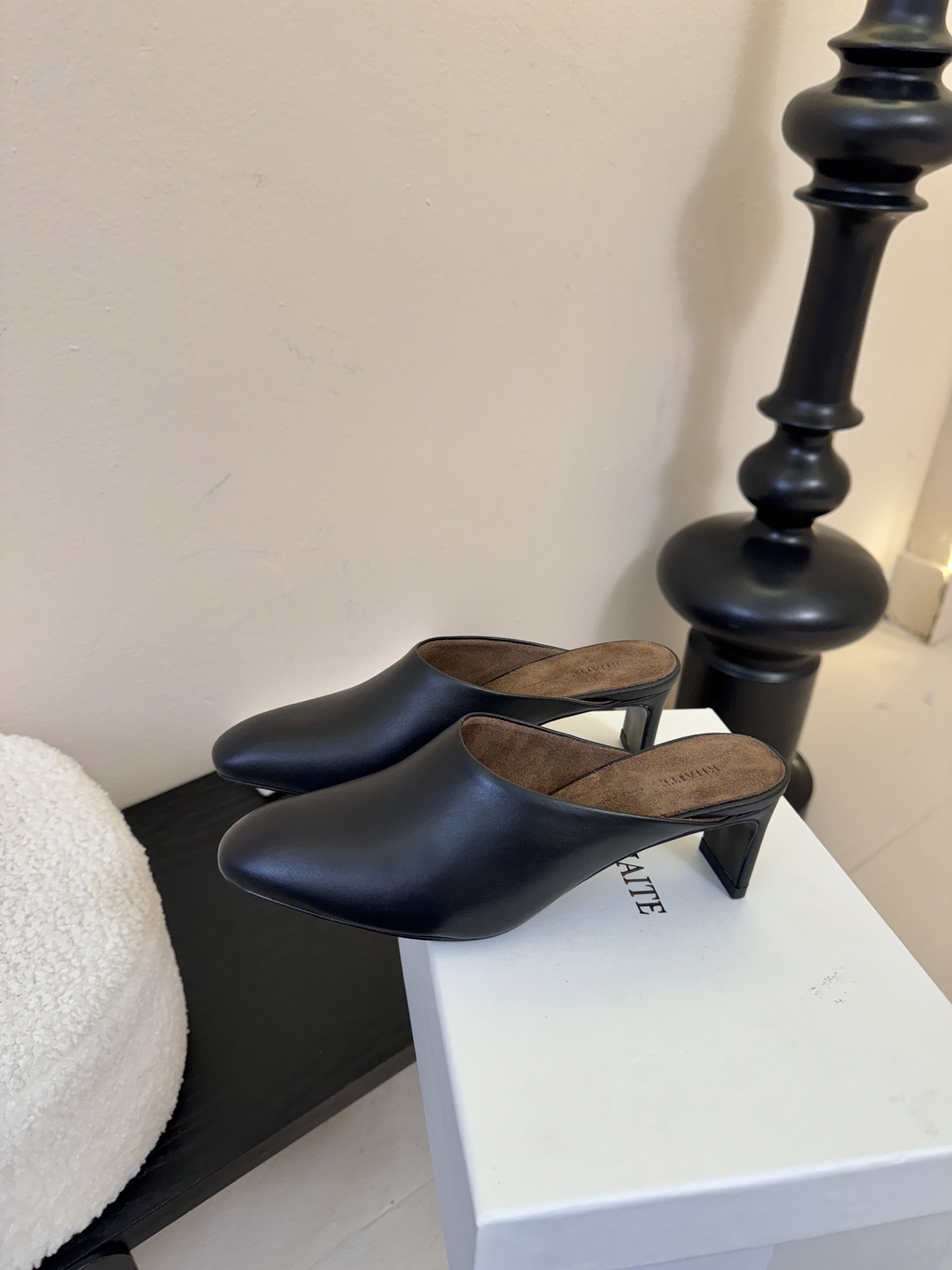 Khati*复古尖头粗跟穆勒鞋拖鞋单鞋采用尖头包头穆勒拖造型，无后跟的半拖设计，穿脱便捷；低跟结构，兼顾