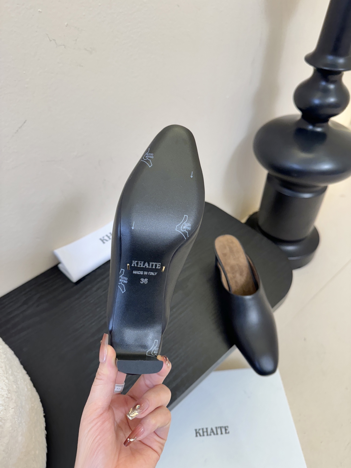 Khati*复古尖头粗跟穆勒鞋拖鞋单鞋采用尖头包头穆勒拖造型，无后跟的半拖设计，穿脱便捷；低跟结构，兼顾