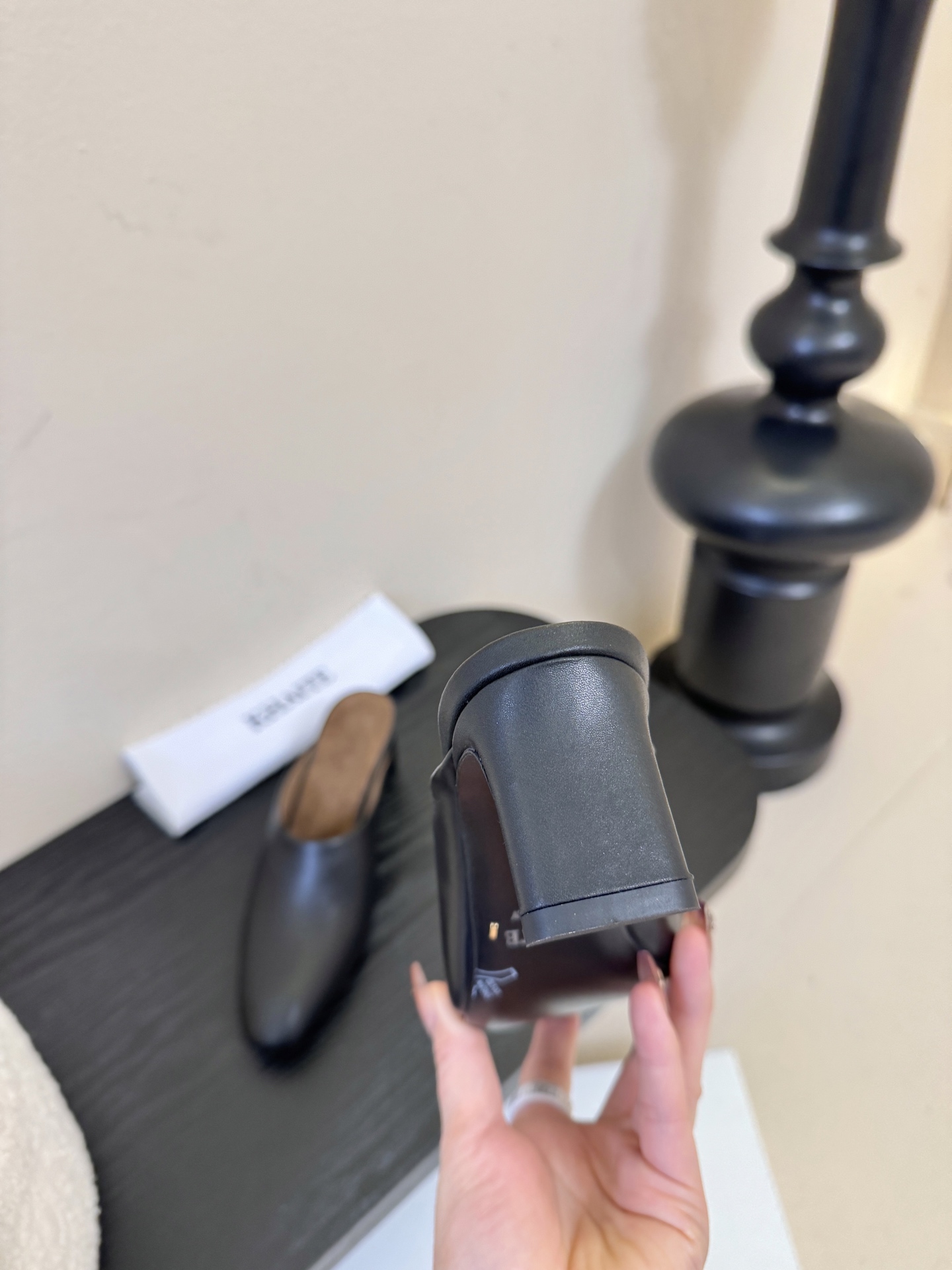 Khati*复古尖头粗跟穆勒鞋拖鞋单鞋采用尖头包头穆勒拖造型，无后跟的半拖设计，穿脱便捷；低跟结构，兼顾