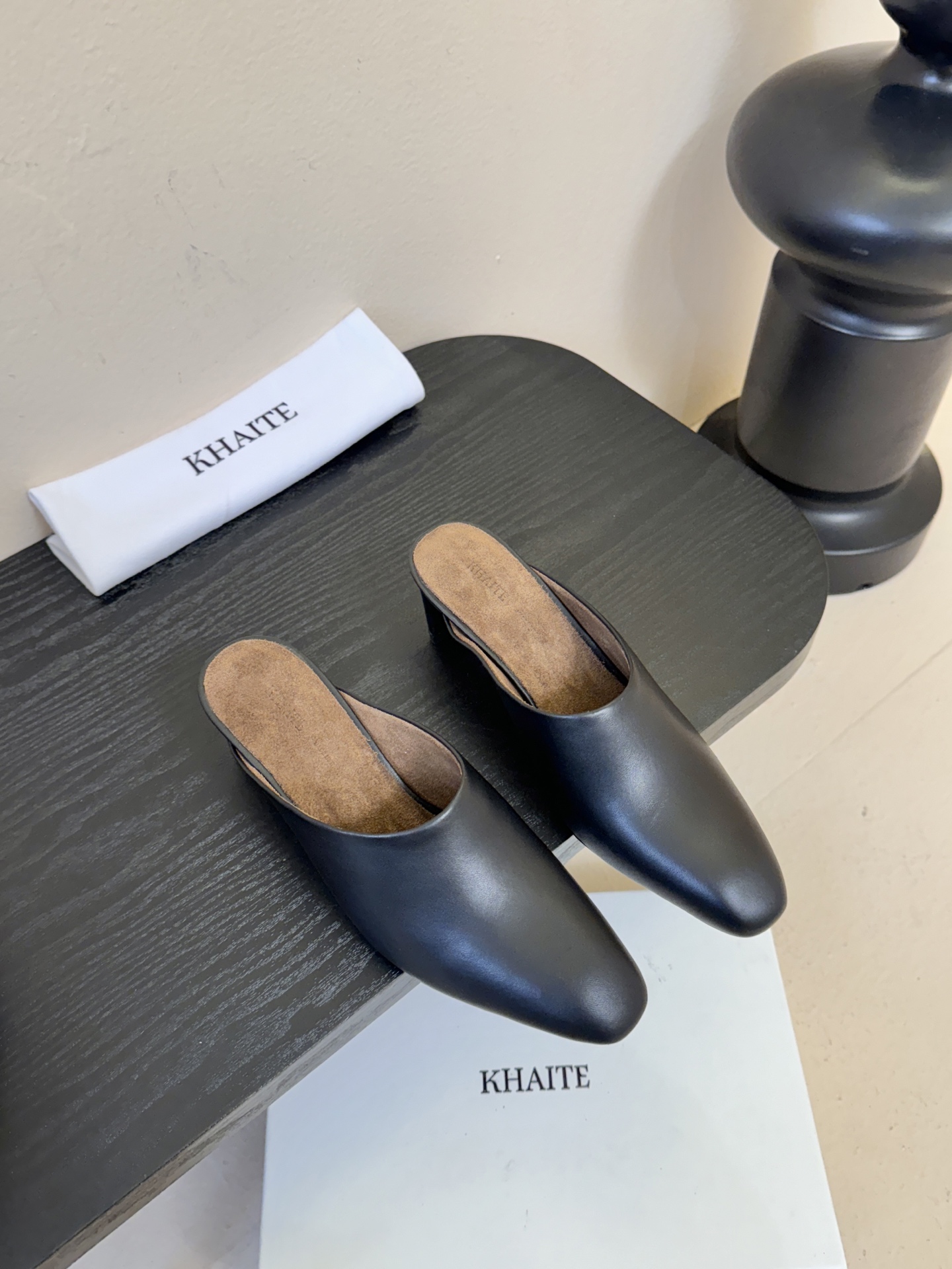 Khati*复古尖头粗跟穆勒鞋拖鞋单鞋采用尖头包头穆勒拖造型，无后跟的半拖设计，穿脱便捷；低跟结构，兼顾