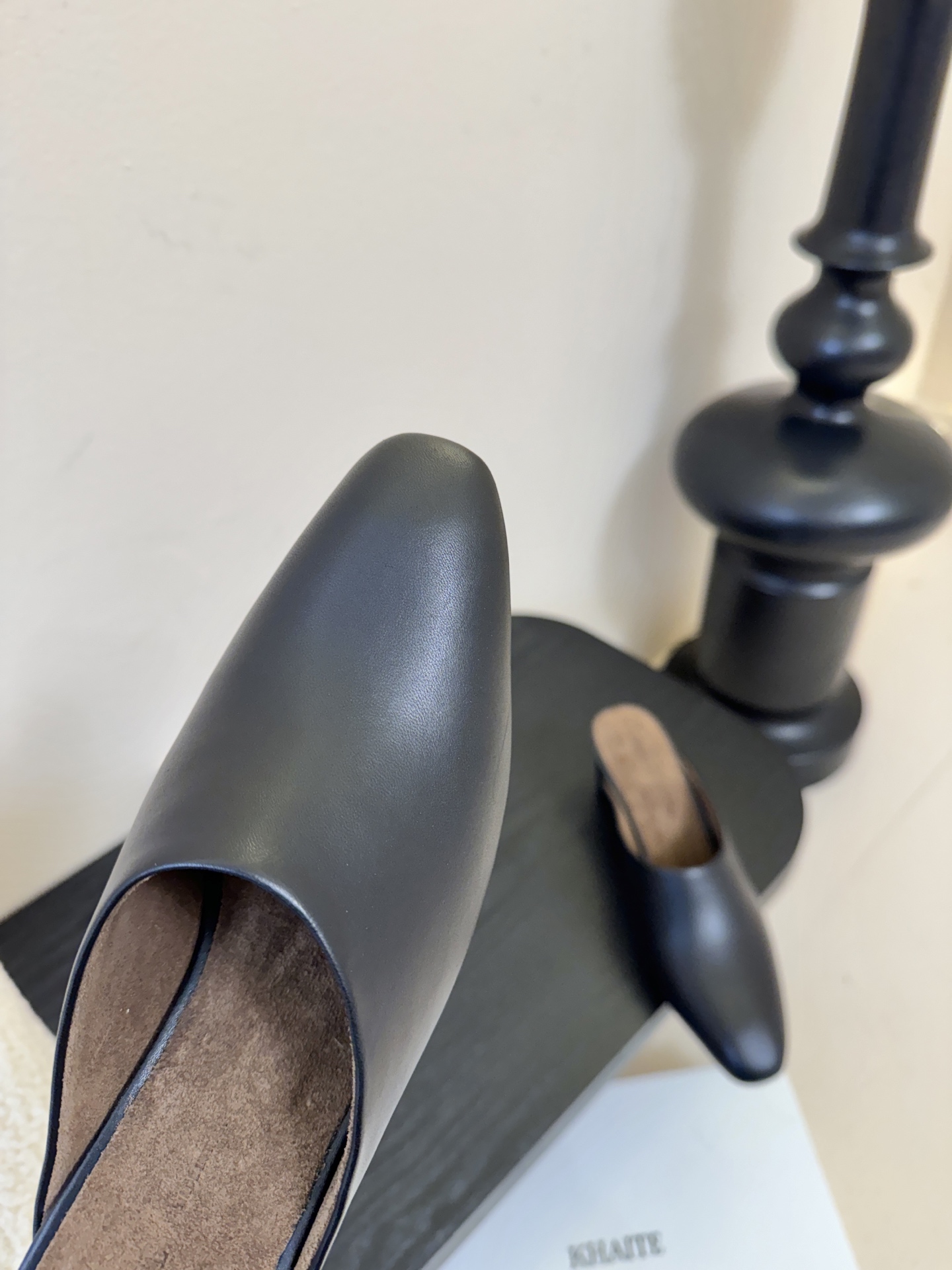 Khati*复古尖头粗跟穆勒鞋拖鞋单鞋采用尖头包头穆勒拖造型，无后跟的半拖设计，穿脱便捷；低跟结构，兼顾