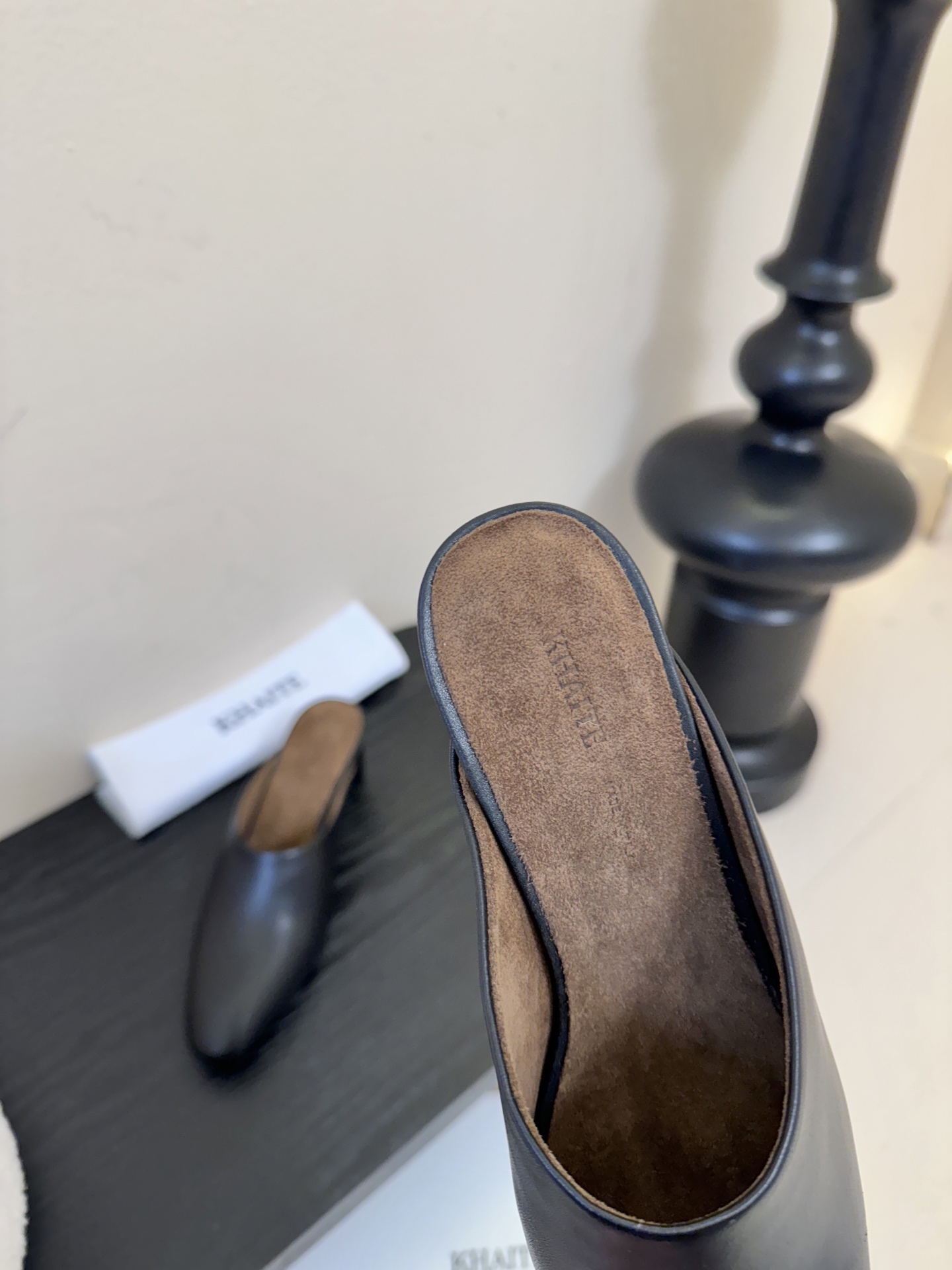 Khati*复古尖头粗跟穆勒鞋拖鞋单鞋采用尖头包头穆勒拖造型，无后跟的半拖设计，穿脱便捷；低跟结构，兼顾