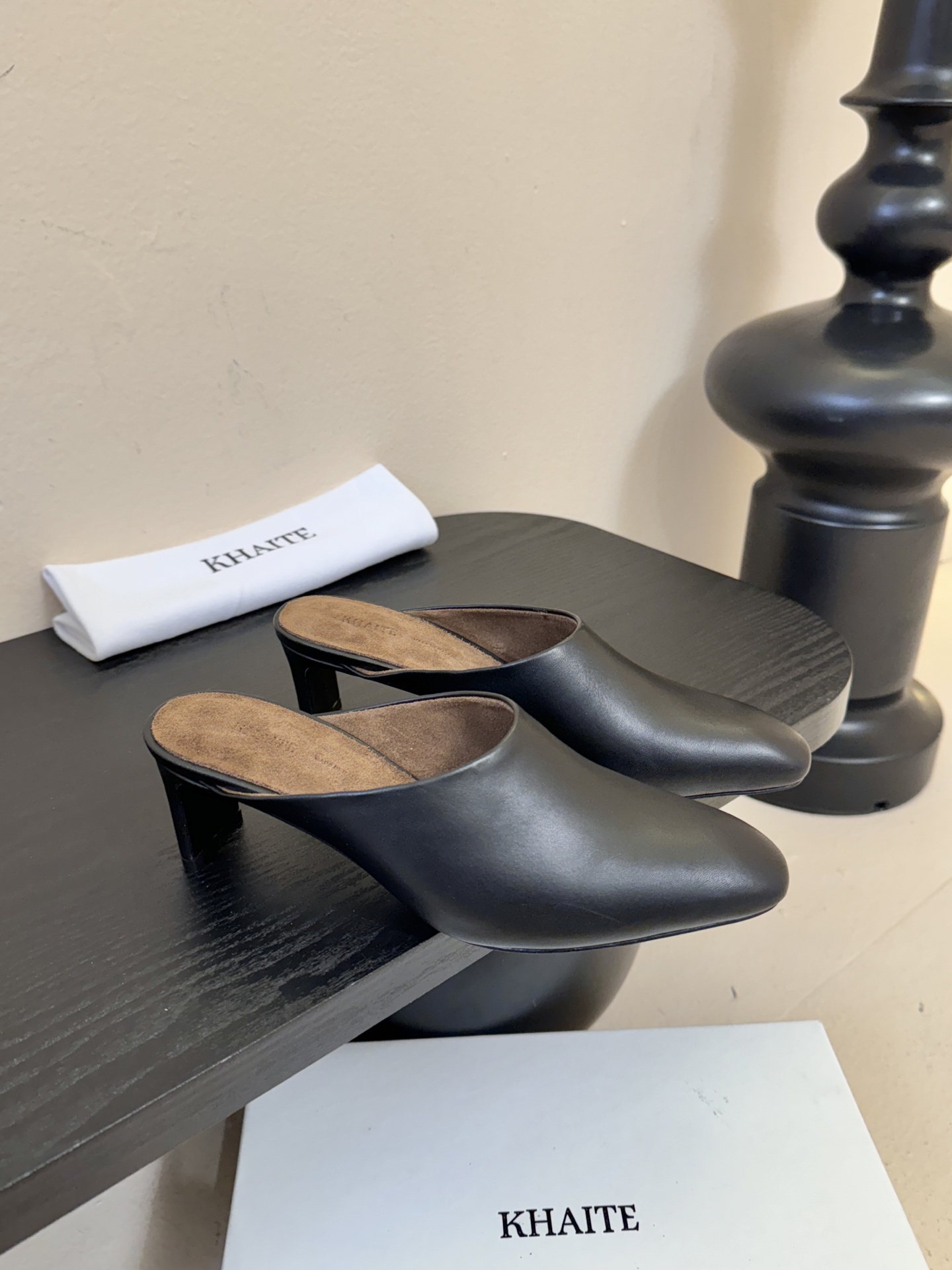 Khati*复古尖头粗跟穆勒鞋拖鞋单鞋采用尖头包头穆勒拖造型，无后跟的半拖设计，穿脱便捷；低跟结构，兼顾