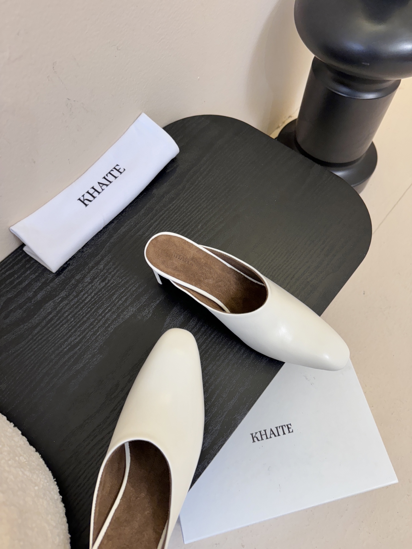 Khati*复古尖头粗跟穆勒鞋拖鞋单鞋采用尖头包头穆勒拖造型，无后跟的半拖设计，穿脱便捷；低跟结构，兼顾