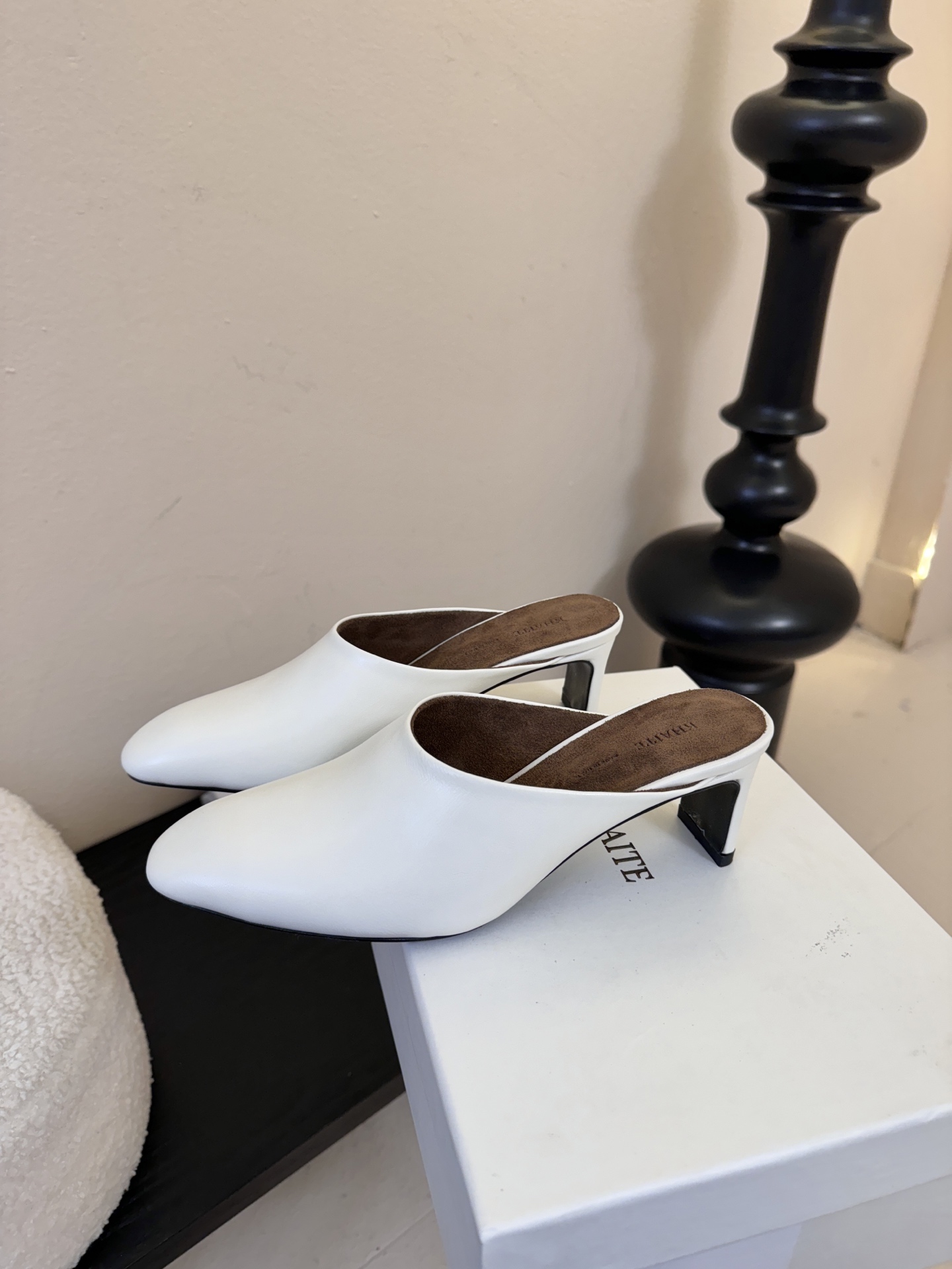 Khati*复古尖头粗跟穆勒鞋拖鞋单鞋采用尖头包头穆勒拖造型，无后跟的半拖设计，穿脱便捷；低跟结构，兼顾