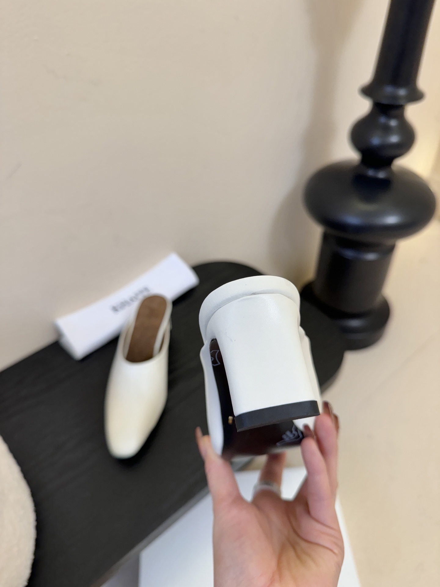 Khati*复古尖头粗跟穆勒鞋拖鞋单鞋采用尖头包头穆勒拖造型，无后跟的半拖设计，穿脱便捷；低跟结构，兼顾