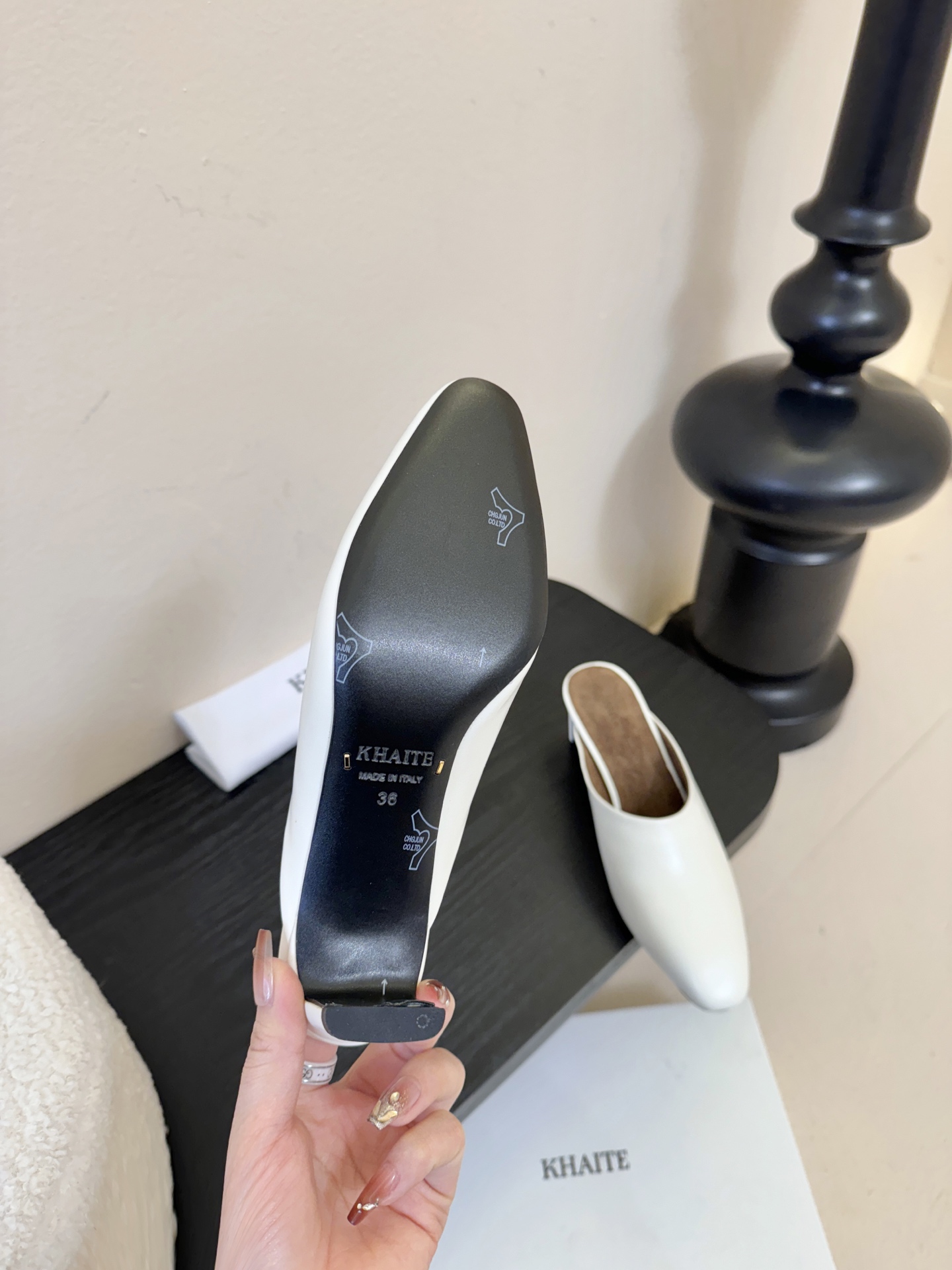 Khati*复古尖头粗跟穆勒鞋拖鞋单鞋采用尖头包头穆勒拖造型，无后跟的半拖设计，穿脱便捷；低跟结构，兼顾