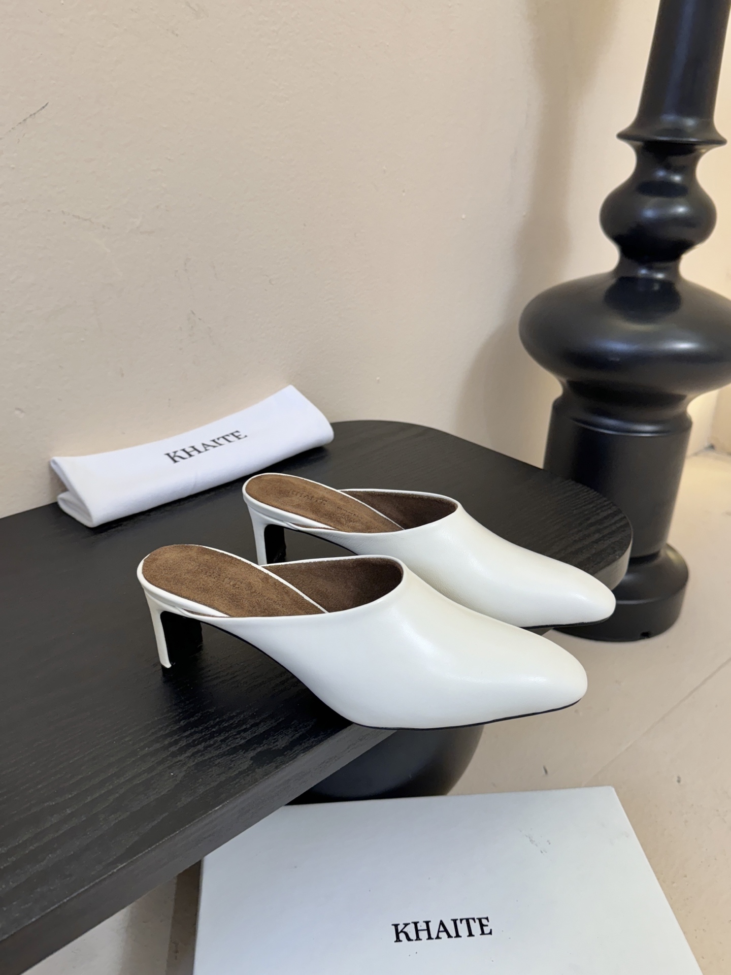 Khati*复古尖头粗跟穆勒鞋拖鞋单鞋采用尖头包头穆勒拖造型，无后跟的半拖设计，穿脱便捷；低跟结构，兼顾