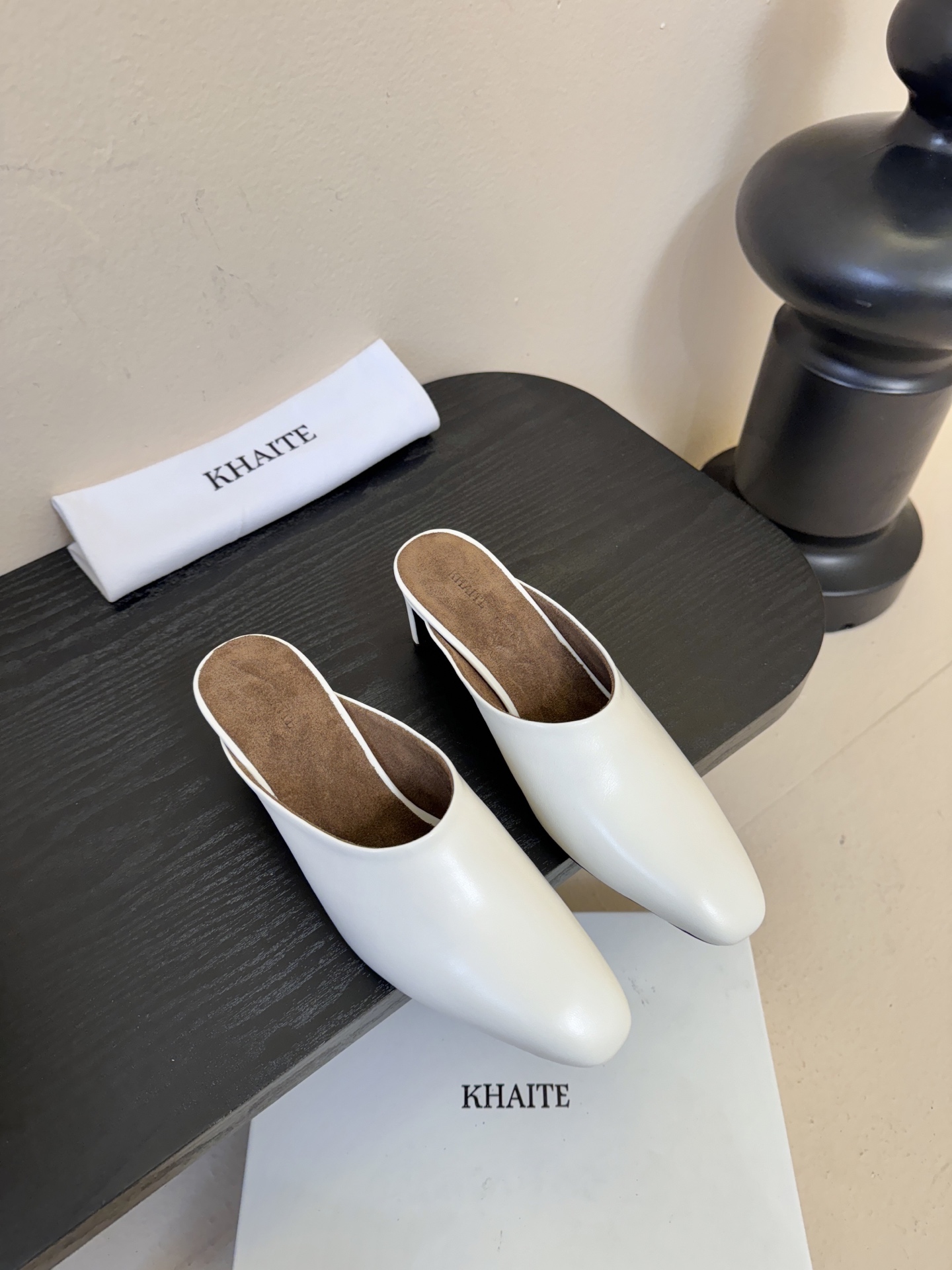 NO:692762,Khati* retro pointed toe thick heel mules and slippers adopt a pointed toe mules shape and a half-mug design without a heel, which is easy to put on and take off; the low heel structure takes into account both fashion and comfort. The upper is imported cowhide, and the lining and insole are made of sheepskin, which is soft and skin-friendly; it adopts a minimalist high-end style without complicated decorations. The color is classic black, off-white, and burgundy. It is highly versatile and can be adapted to various wear scenarios such as leisure and commuting. Upper cowhide  Outsole Genuine leather outsole size 35-40 (customized size 40 is non-refundable), semi-trailers, slippers, cowhide, sheepskin, Leather soles19860909Khati*复古尖头粗跟穆勒鞋拖鞋单鞋 采用尖头包头穆勒拖造型,无后跟的半拖设计,穿脱便捷；低跟结构,兼顾时尚与舒适度.鞋面为进口牛皮,内里和鞋垫用羊皮,触感柔软亲肤； 走极简高级风,无复杂装饰,配色为经典的黑色、米白色、酒红色,百搭性强,可适配休闲、通勤等多种穿搭场景. 鞋面牛皮 大底真皮大底 size35-40码（40码定制不退换）,半拖,slippers,cowhide,sheepskin,Leather soles,Women's Shoes