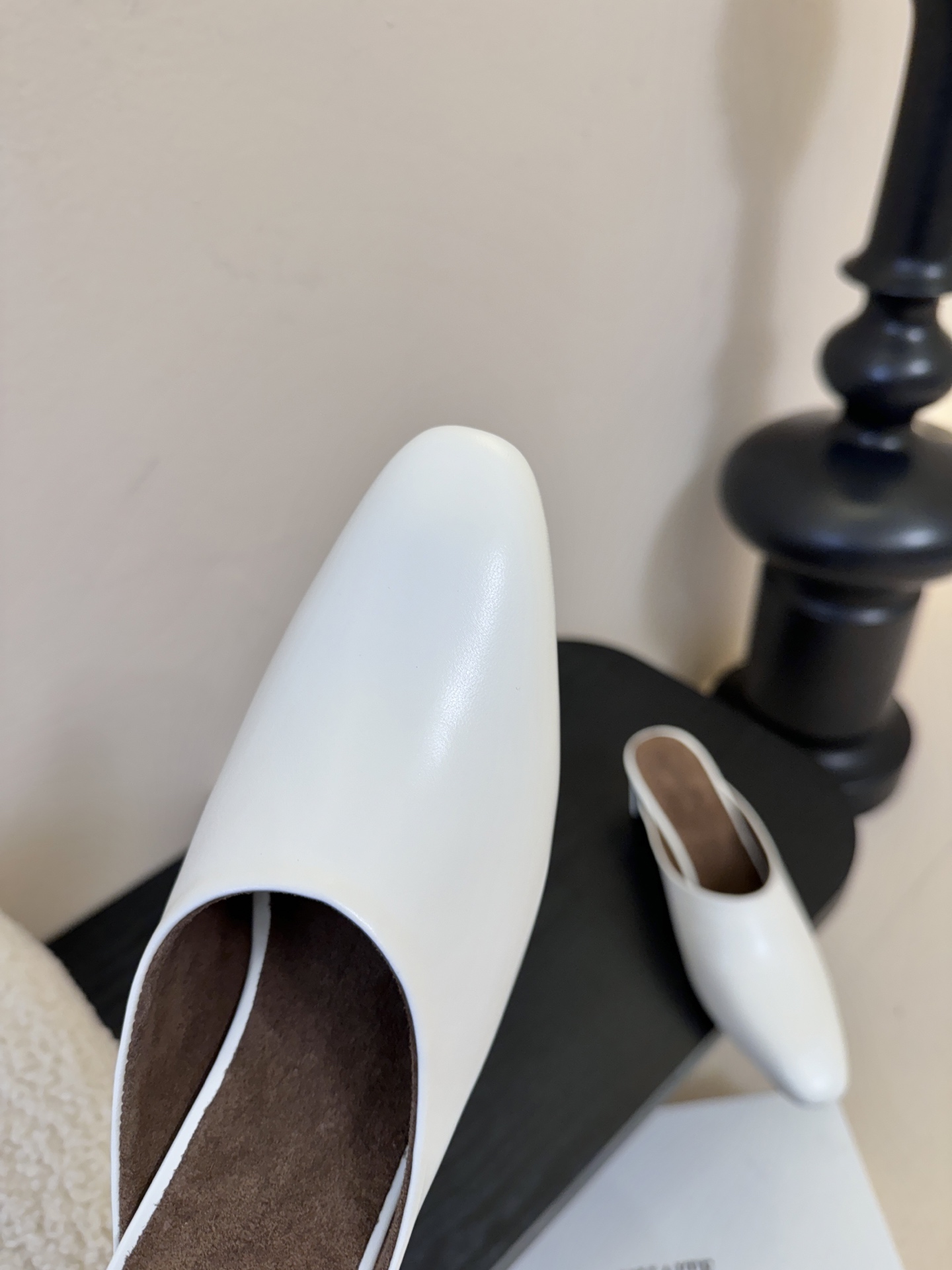 Khati*复古尖头粗跟穆勒鞋拖鞋单鞋采用尖头包头穆勒拖造型，无后跟的半拖设计，穿脱便捷；低跟结构，兼顾