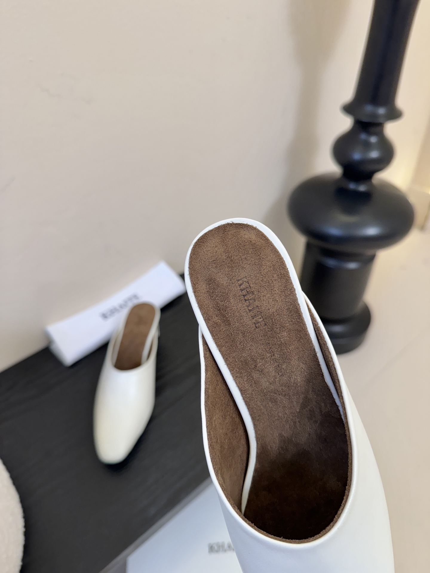 Khati*复古尖头粗跟穆勒鞋拖鞋单鞋采用尖头包头穆勒拖造型，无后跟的半拖设计，穿脱便捷；低跟结构，兼顾