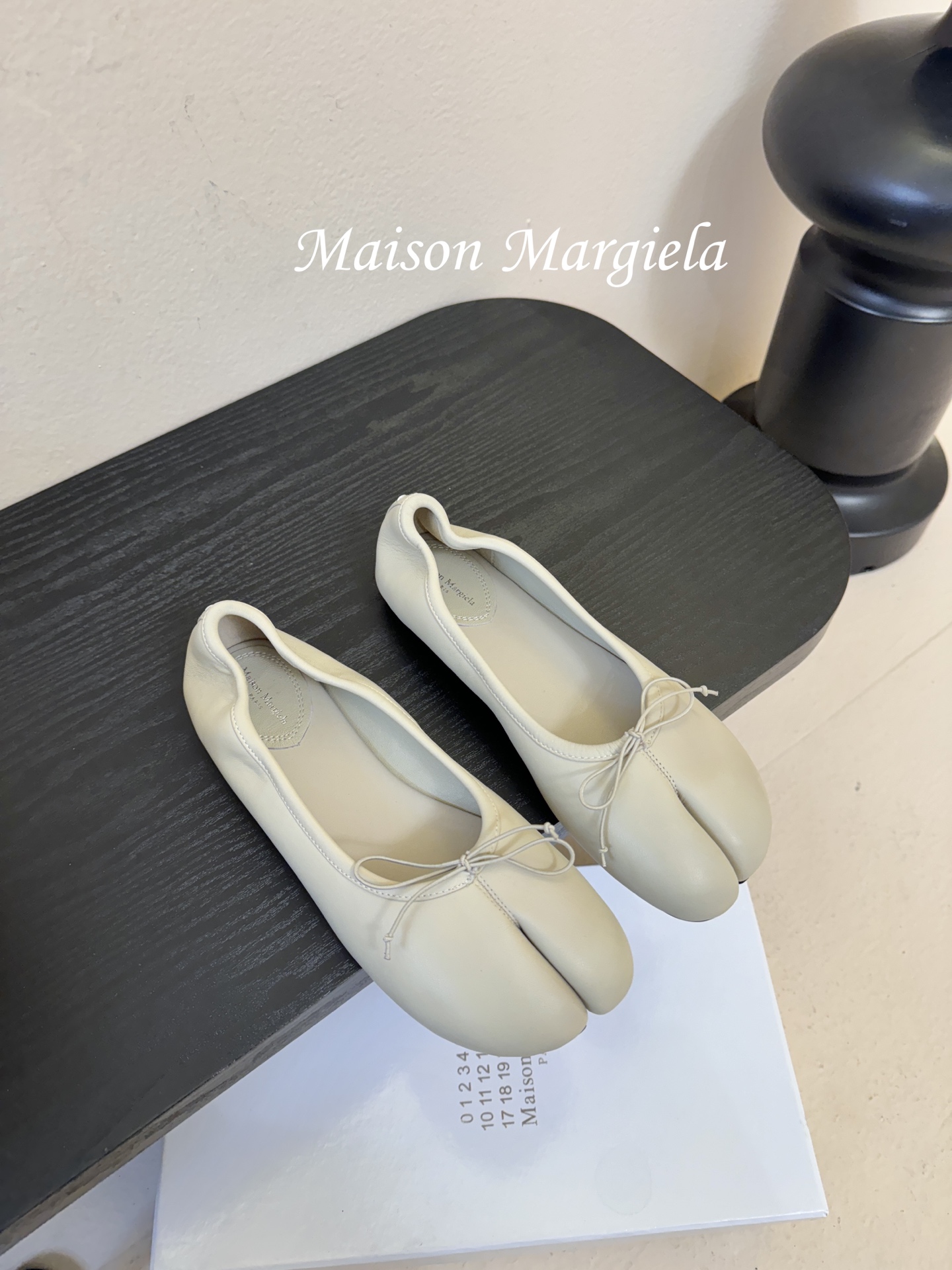 NO:692756,MM6 [Maison Magical] Margiela 26ss new spring and summer slip-on loafers, flat split-toe shoes, lazy ballet shoes. This is a pair of shoes with contemporary significance. It mixes fashionable elements from many eras. It is easy to wear and easy to match. It is cute and clean. The upper is imported water-dyed sheepskin. The lining is imported sheepskin. The outsole is genuine leather imported from Italy. Size 35-40 (40 custom-made). Comes with original packaging, split-toe shoes, masion.  margiela,masion margiela,loafers,sheepskin,Leather soles19860909MM6【Maison Magical】马吉拉26ss春夏新品一脚蹬乐福鞋平底分趾鞋懒人鞋芭蕾舞鞋 这是一双具有时代意义的一双鞋 混合了多个时代的时髦元素 它好穿 也好搭 可爱干净 鞋面进口水染羊皮 内里进口羊皮 大底意大利进口真皮大底 码数35-40（40订做） 配原版一致包装,分趾鞋,masion margiela,masion margiela,loafers,sheepskin,Leather soles,Women's Shoes