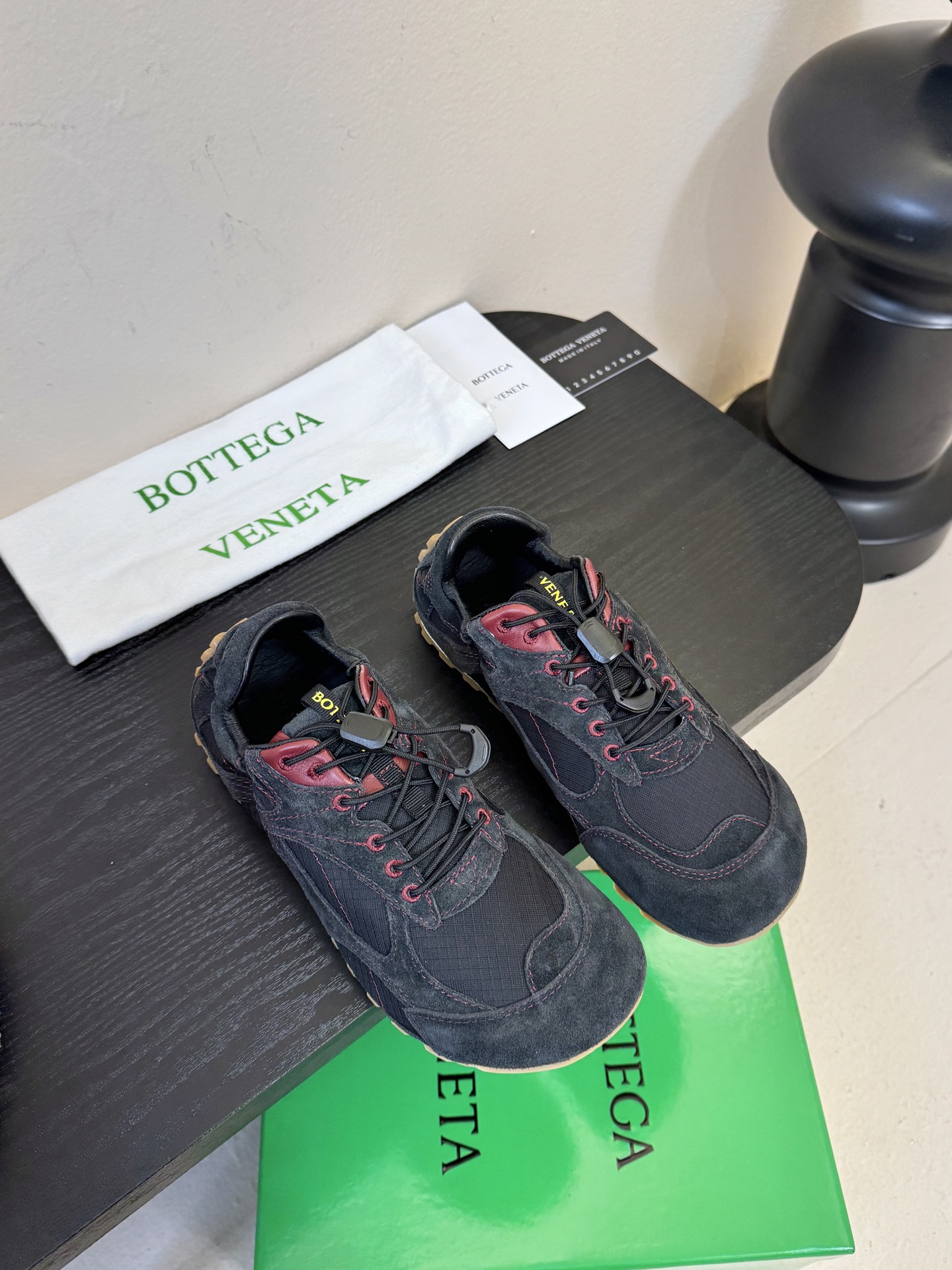 NO:692754,Bottega Veneta BV's latest Orbit Flash series Couple's model Retro Mesh Casual sneakers Running Dad's shoes Original purchase, development and production Bottega Veneta Inspired by the free and casual retro style of the 1990s, Bottega Veneta launches a new unisex sneaker Orbit series. While ensuring casual comfort, there is no lack of fine carving of the design, with selected mesh fabrics to echo the brand's iconic Intreccio  Weaving elements to achieve a light foot feel. Exquisite and avant-garde design brings a new interpretation, paying tribute to individual style in the collision of function and silhouette, creating a timeless style. 'Dynamic' is one of Matthieu Blazy's important design concepts. While being comfortable to wear, it can also elegantly modify the foot lines, and can be freely matched with trousers or skirts, easily controlling a variety of daily styles. Exquisite packaging at the delivery counter. Fabric: Original customized imported cowhide + mesh Lining: Imported breathable mesh lining + sheepskin l  Sole: Original open mold non-slip TPU material Size: 35-41 4041 customized, casual shoes/sports shoes,bottega veneta,bottega veneta,bottega veneta,sneakers,skirts,sheepskin19860909Bottega Veneta 葆蝶家BV最新款Orbit Flash系列 情侣款 复古 网面 休闲 运动鞋 跑步 老爹鞋 原版购入开发 做货 Bottega Veneta 以 90年代自由随性的复古风格为灵感,推出全新的中性运动鞋 Orbit 系列 在保证休闲舒适的同时,不乏造型设计的精细雕琢,搭配甄选网纱面料呼应品牌标志性Intreccio 编织元素,以此实现轻盈的脚感.以精致前卫的设计带来全新的演绎,在功能与廓形的碰撞中致敬个性风采、打造永不过时的造型风格.动态”是Matthieu Blazy 的重要设计理念之一.在穿着舒适的同时,还可以优雅修饰足部线条,更能自由搭配裤装或裙装,轻松驾驭多种日常风格 配送专柜精美包装 面料 : 原版定制进口牛绒+网面 内里 : 进口透气网里+羊皮l 鞋底 : 原版开模防滑TPU材质 Size : 35-41 4041定制,休闲鞋/运动鞋,bottega veneta,bottega veneta,bottega veneta,sneakers,skirts,sheepskin,Women's Shoes