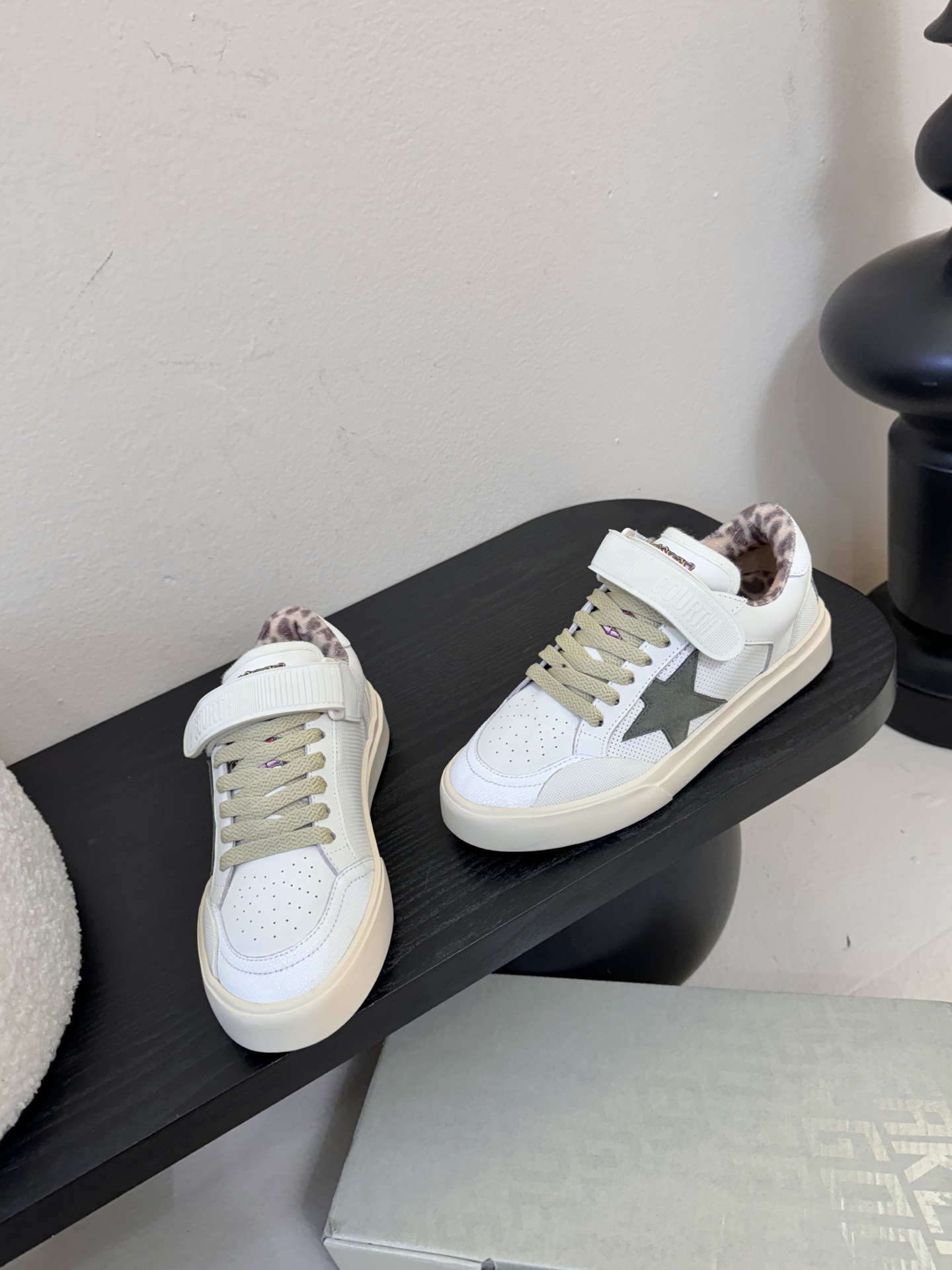 GGD*复古做旧风绑带魔术贴星星鞋延续品牌经典的「脏脏鞋」设计，鞋面、鞋带和鞋底都带有刻意做旧的磨损、泛