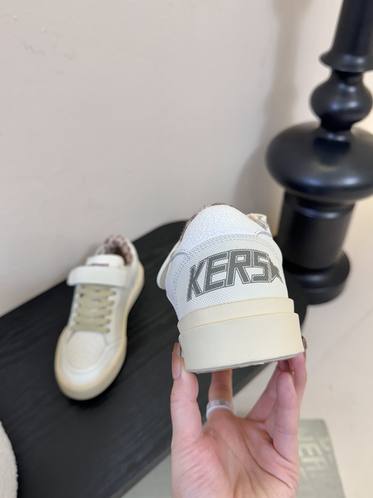 GGD*复古做旧风绑带魔术贴星星鞋延续品牌经典的「脏脏鞋」设计，鞋面、鞋带和鞋底都带有刻意做旧的磨损、泛